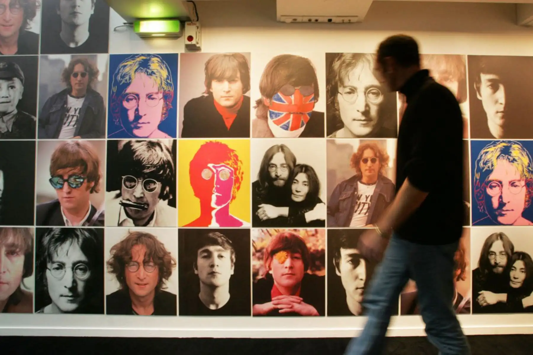 Una persona participe, el 19 de octubre de 2005 en París en la inauguración de la exposición consagrada al músico John Lennon en la Cité de la musique. Foto: AFP