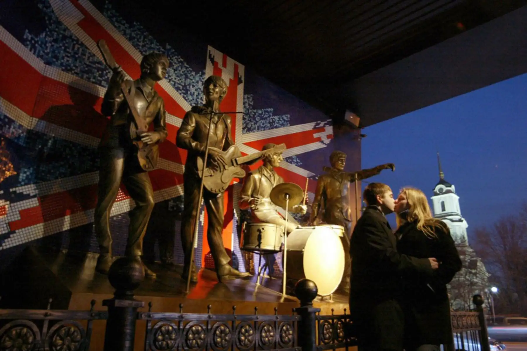 Una pareja se besa en el monumento a los Beatles en el centro de Donetsk, ciudad industrial ucraniana, el 17 de diciembre de 2006. Foto: AFP