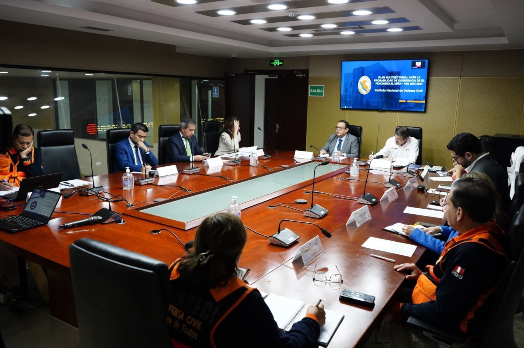 Jefe del Gabinete Ministerial, Alberto Otárola, lidera esta mañana una reunión en el Centro de Operaciones de Emergencia Nacional (COEN), ante la alerta de fenómeno El Niño global 2023-2024.