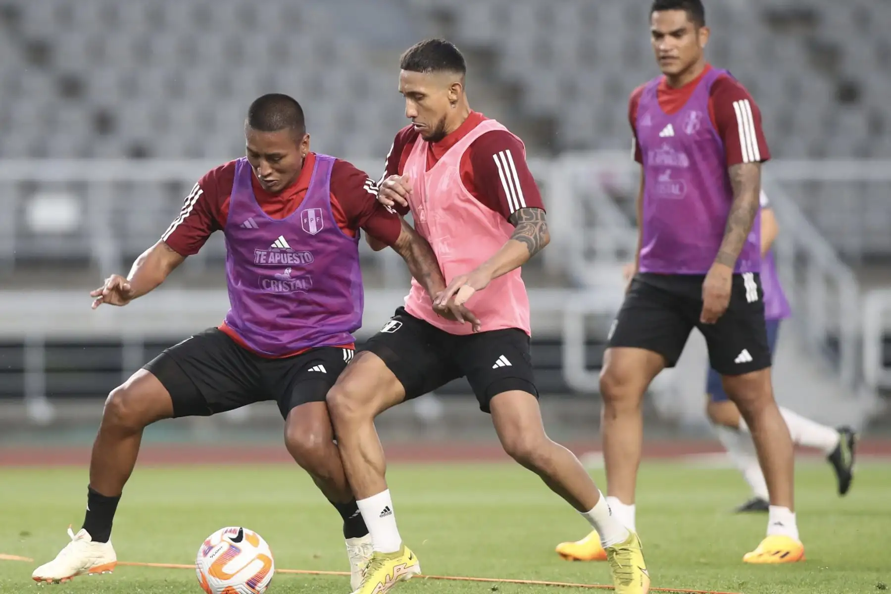 El futbolista Pedro Aquino, de la selección peruana, entrenan por tercer día consecutivo en el Goyang Stadium de Seúl. Foto: ANDINA/ FPF