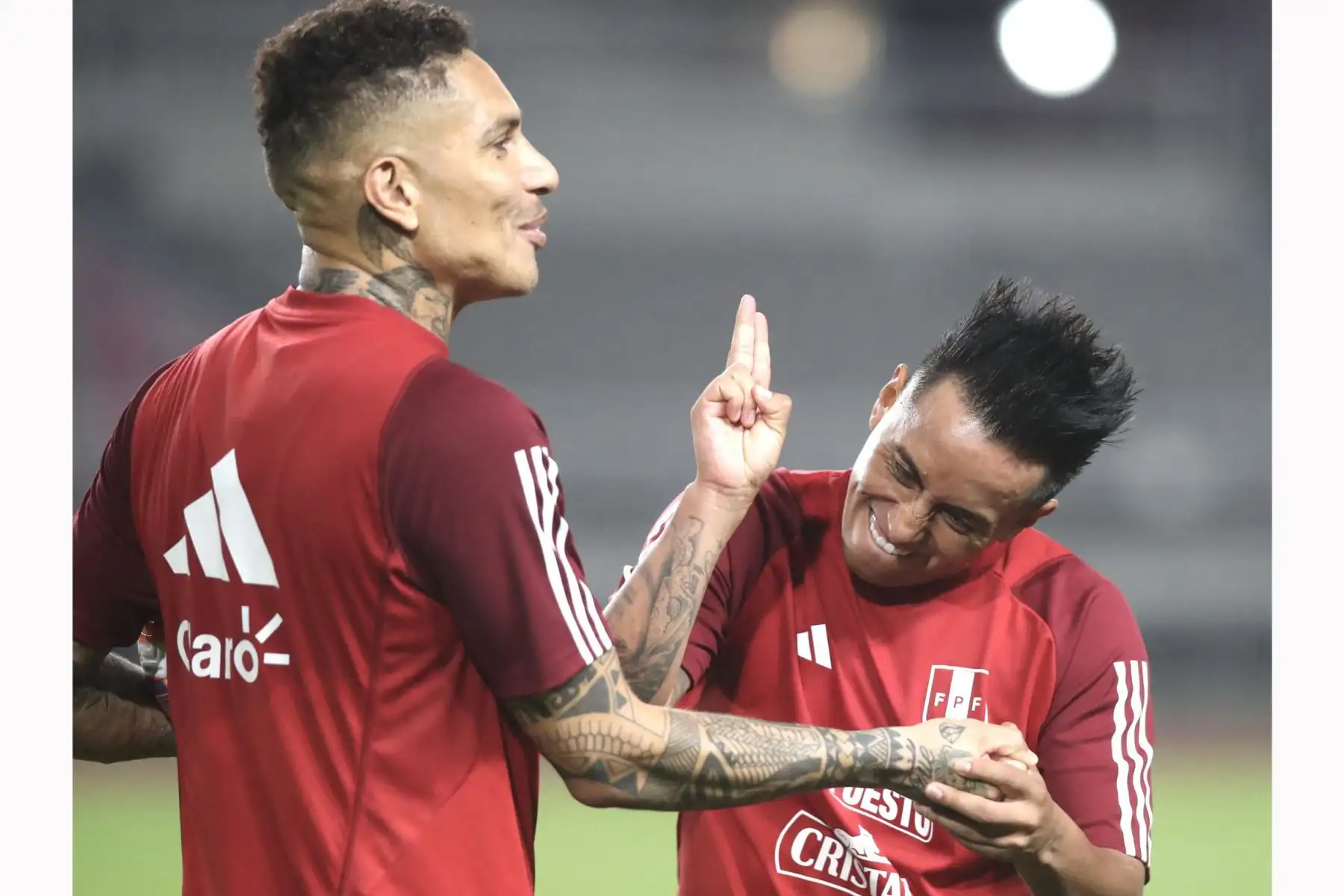 Los futbolistas Christian Cueva y  Paolo Guerrero, de la selección peruana, entrenan por tercer día consecutivo en el Goyang Stadium de Seúl. Foto: ANDINA/ FPF