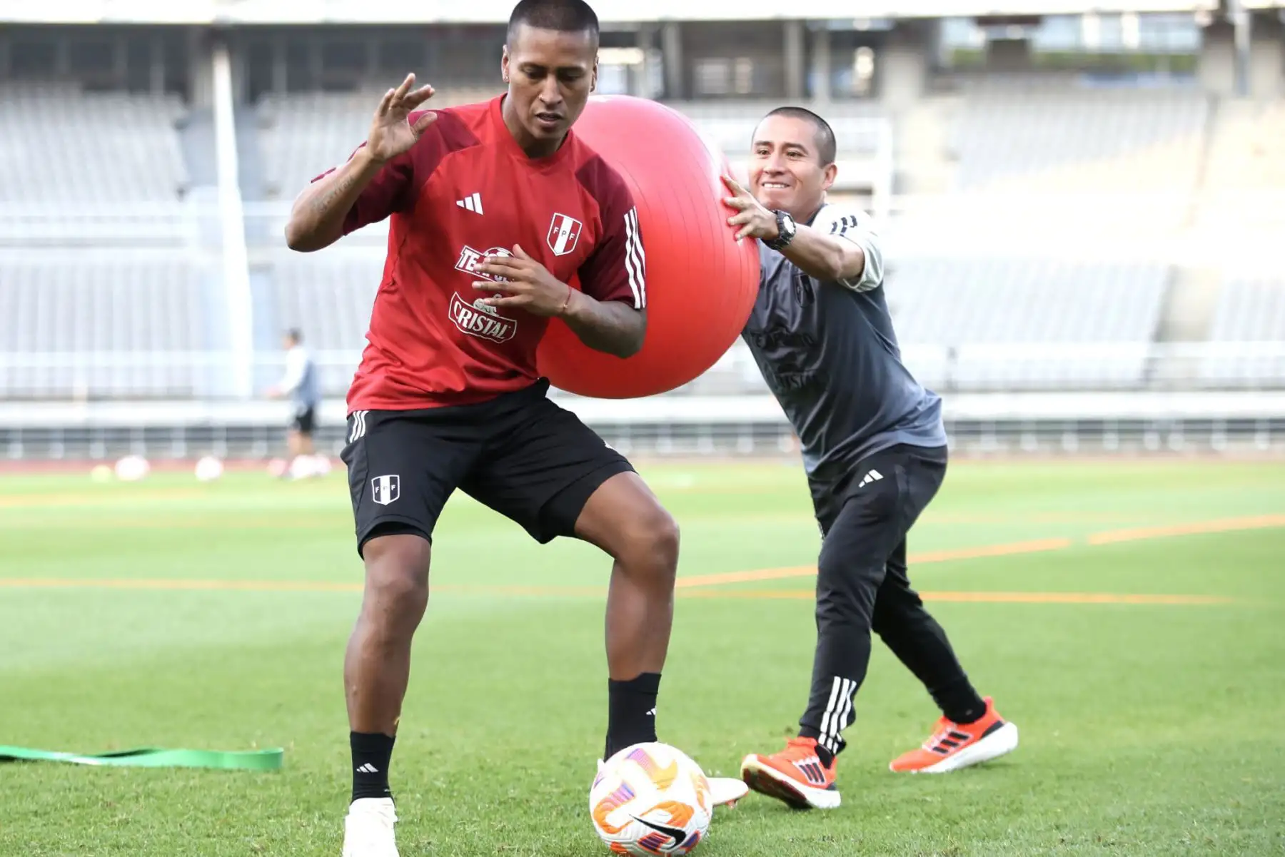 El futbolista Pedro Aquino, de la selección peruana, entrenan por tercer día consecutivo en el Goyang Stadium de Seúl. Foto: ANDINA/ FPF