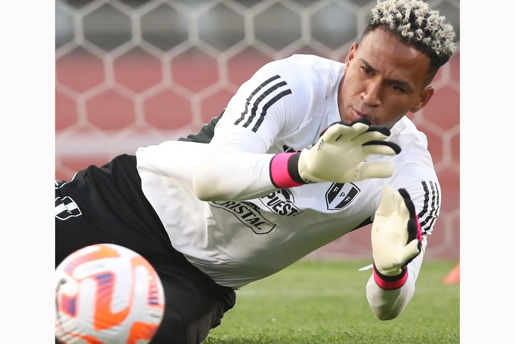 El arquero Pedro Gallese, de la Selección peruana entrena por tercer día consecutivo en el Goyang Stadium de Seúl. Foto: ANDINA/ FPF