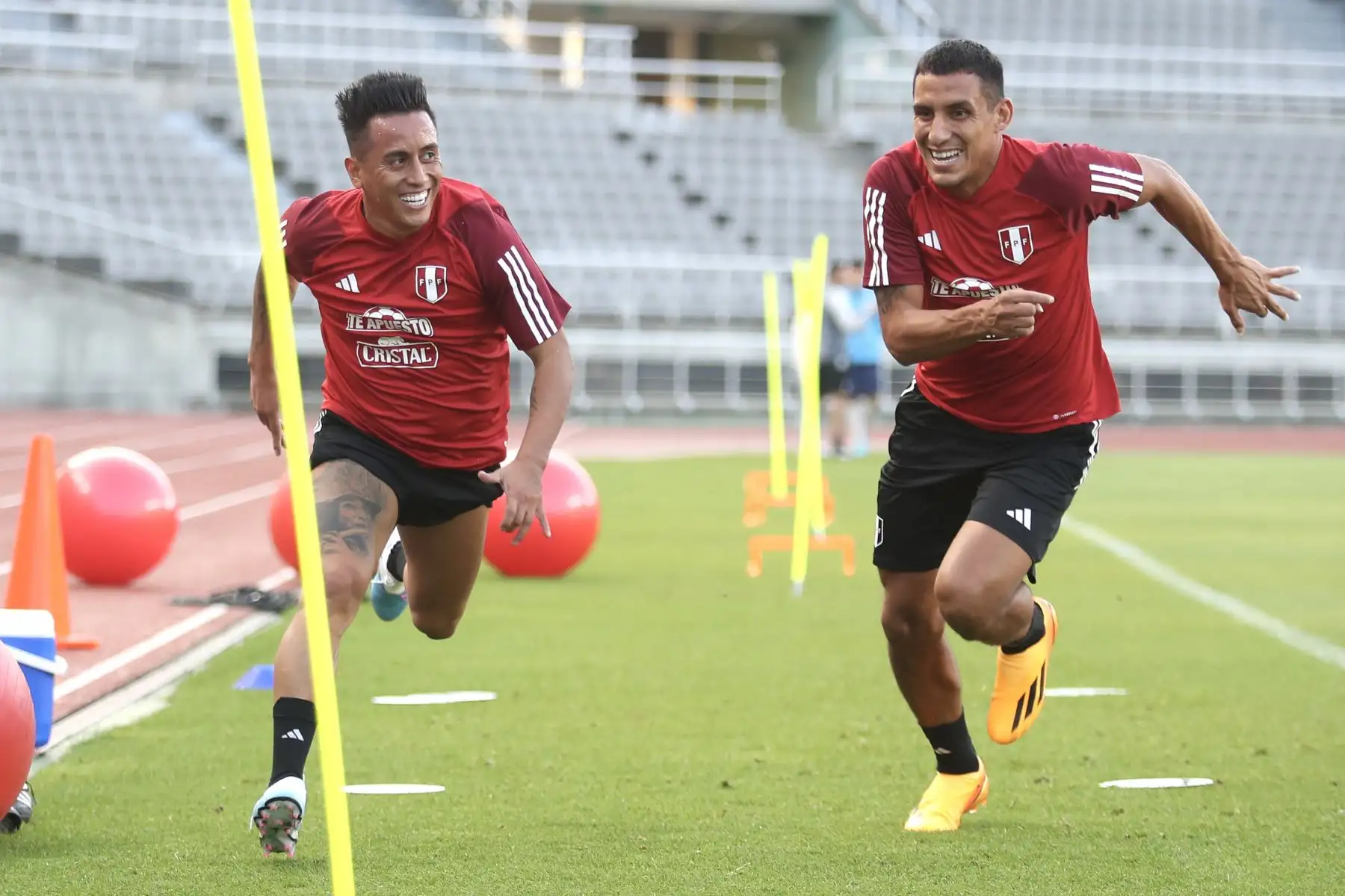 Los futbolistas Christian Cueva y  Alex Valera, de la selección peruana, entrenan por tercer día consecutivo en el Goyang Stadium de Seúl. Foto: ANDINA/ FPF