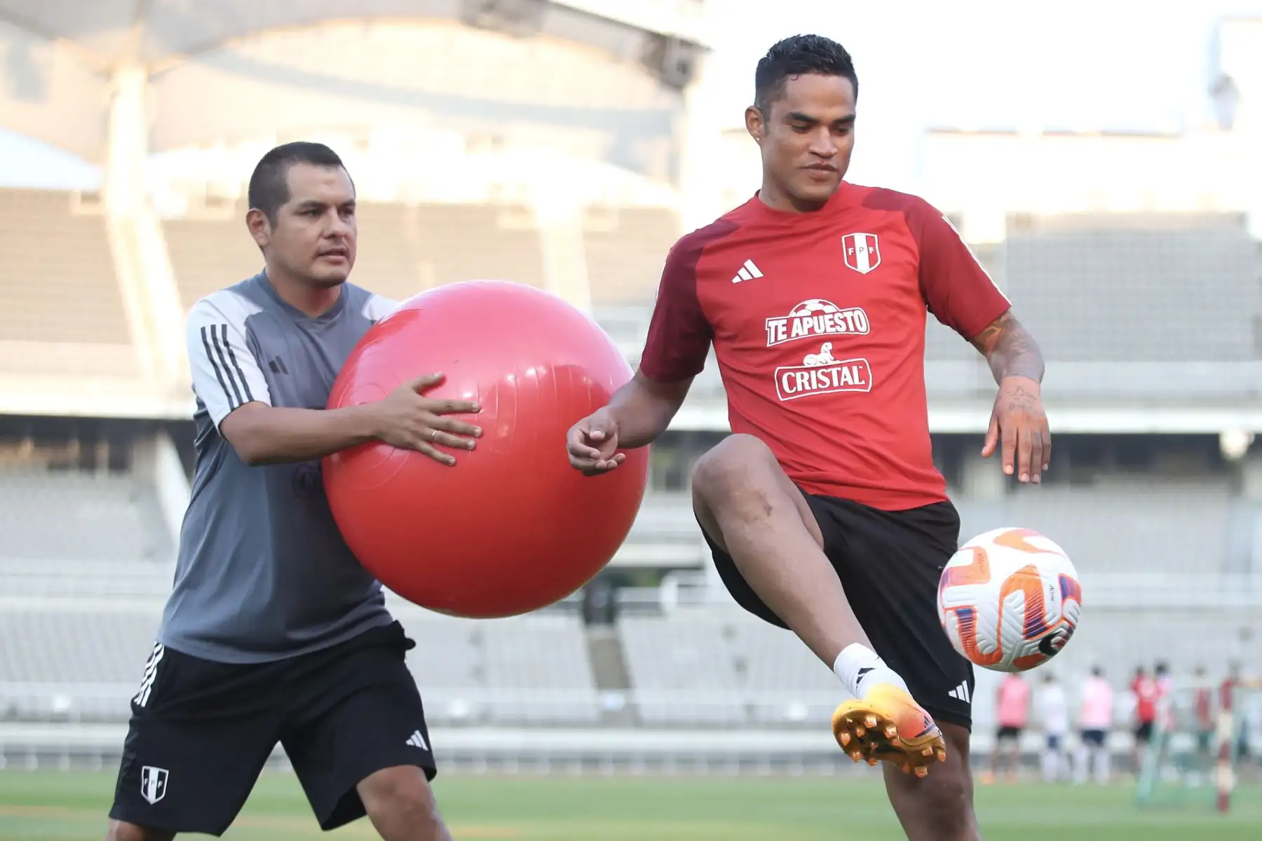 El futbolista Anderson Santamaría, de la selección peruana entrena por tercer día consecutivo en el Goyang Stadium de Seúl. Foto: ANDINA/ FPF