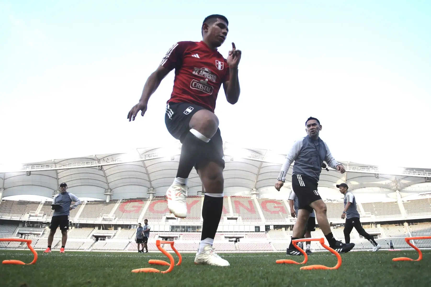 El futbolista Edison Flores, de la selección peruana entrena por tercer día consecutivo en el Goyang Stadium de Seúl. Foto: ANDINA/ FPF