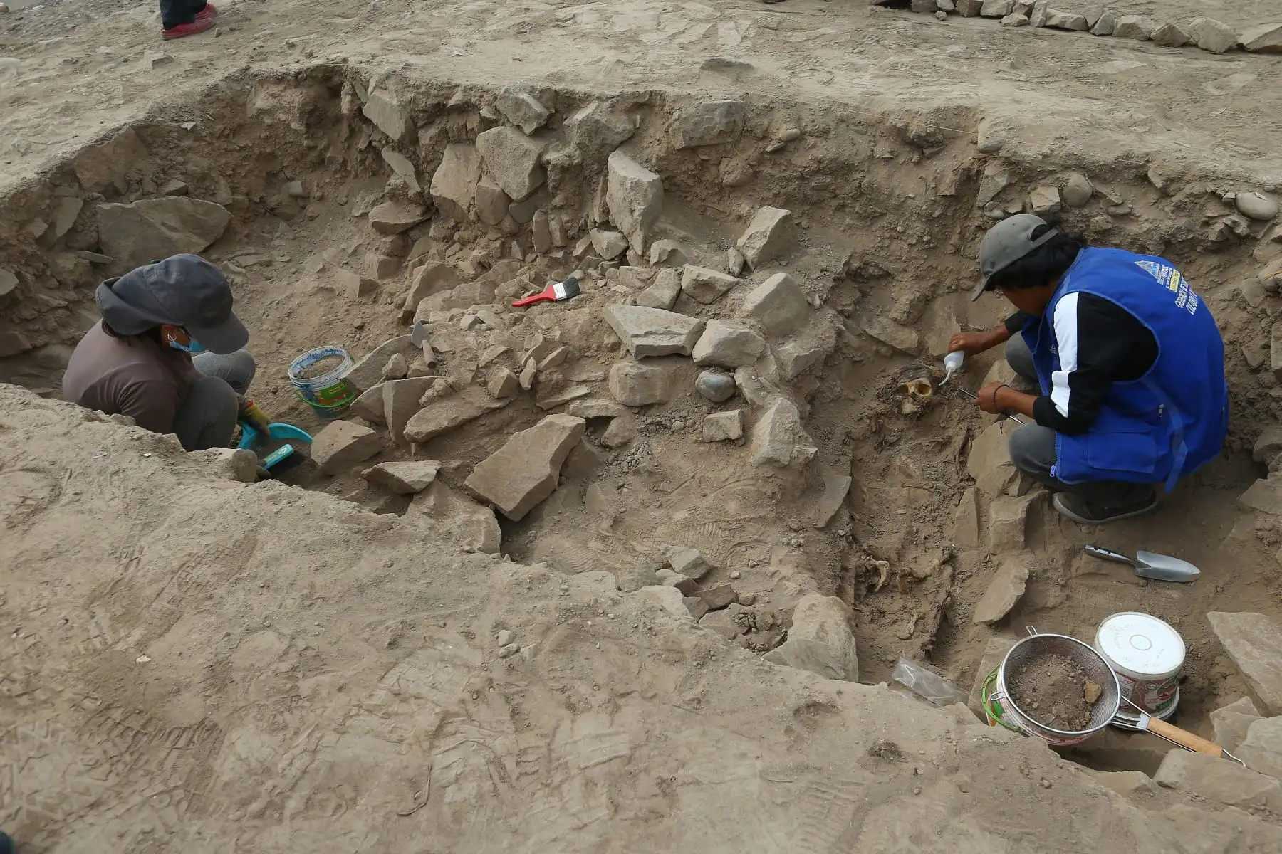Una momia que aparenta ser un varón de más de 3 mil años, envuelto en un fardo funerario, fue hallada en la huaca La Florida, durante los trabajos de excavación que realizan investigadores de la Municipalidad del Rímac y estudiantes de arqueología de la Universidad Nacional Mayor de San Marcos (UNMSM).
Foto: ANDINA/Eddy Ramos