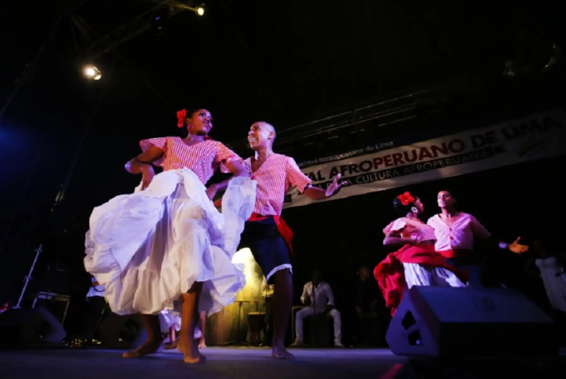 El folclor afroperuano es una expresión auténtica que abarca sus tradiciones, costumbres, historia, música y danzas, entre otras manifestaciones que han aportado significativamente a la construcción de la identidad pluricultural de nuestro país.