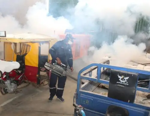Más de 70 brigadas de fumigación ejecutan megacampaña contra el dengue en Tumbes e intervienen más de 7,000 viviendas con el objetivo de erradicar al zancudo transmisor de la enfermedad. ANDINA/Difusión
