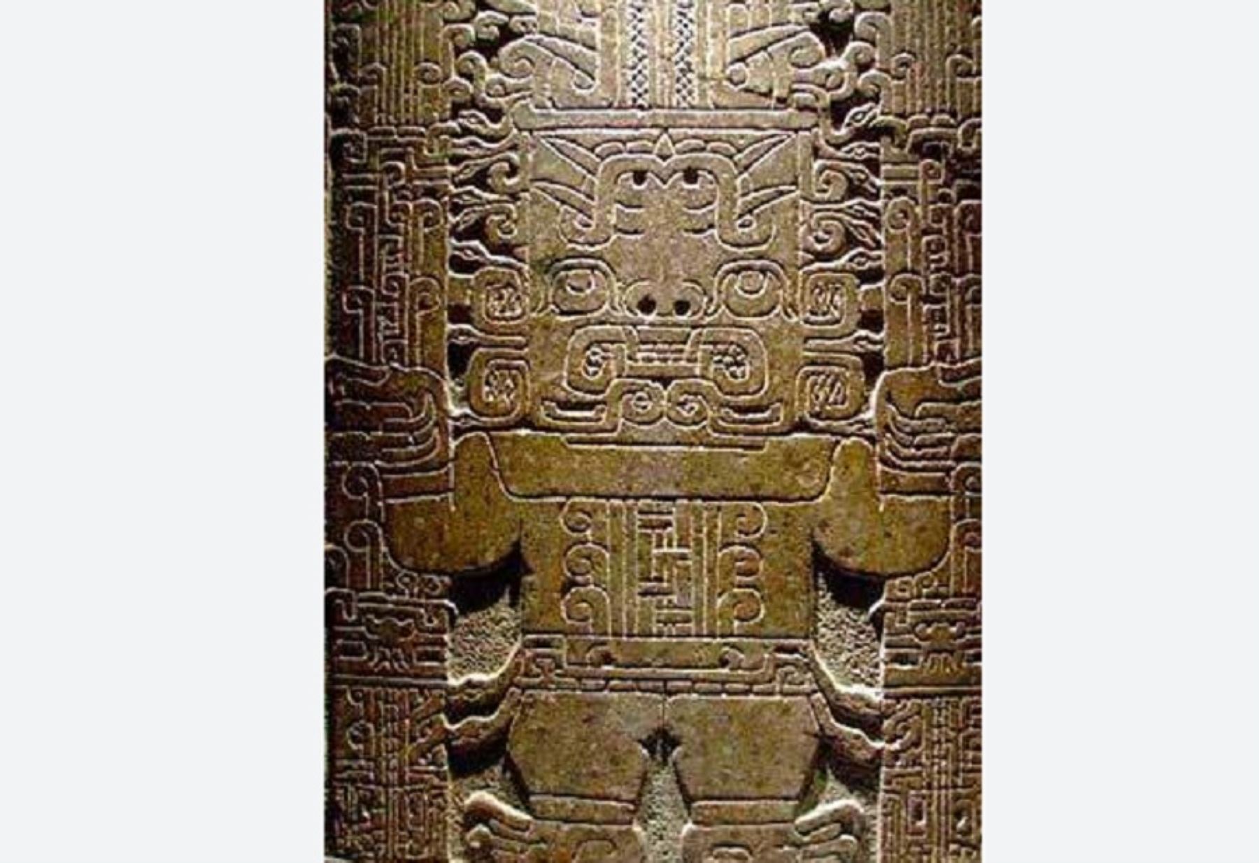 una losa rectangular de granito cuyas dimensiones son: 1.98 metros de alto por 74 centímetros de ancho y 15 centímetros de grosor. En una de sus caras tiene grabada en bajo relieve la representación del llamado “dios de los báculos”, divinidad principal de la cultura Chavín.