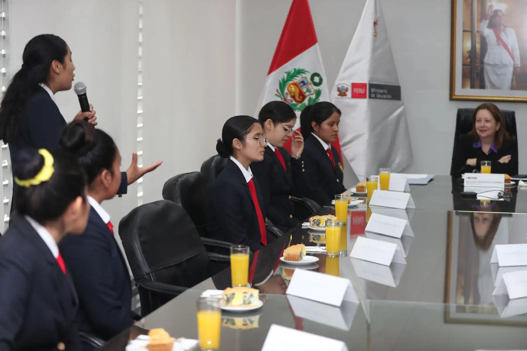 Estudiantes mujeres de Colegios de Alto Rendimiento COER de todo el Perú, visitaron la sede central del Ministerio de Educación y compartieron sus experiencias con la ministra del sector acerca de su reciente viaje a Japón, en donde participaron en un programa escolar de intercambio científico. Foto: ANDINA/Daniel Bracamonte