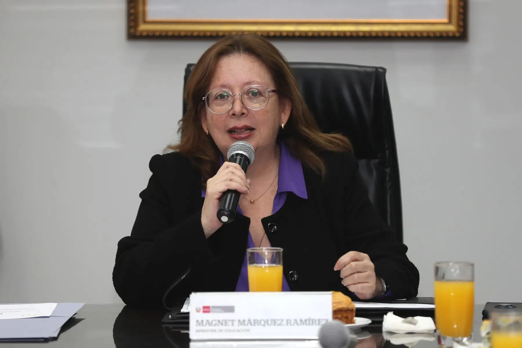 La ministra de Educación, Magnet Márquez, entregó un certificado de reconocimiento a diez alumnas, entre ellas, ocho Colegios de Alto Rendimiento (COAR) de Lima, La Libertad, Apurímac, Piura y Cusco y otras regiones del Perú que participaron en un programa escolar de intercambio científico en Japón, y dos estudiantes que visitarán el Centro Espacial Houston de la NASA como parte del programa Ella es Astronauta. Foto: ANDINA/Daniel Bracamonte