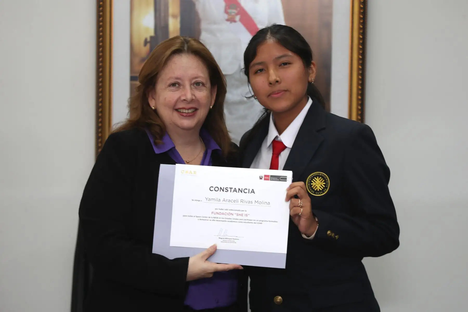 La ministra de Educación, Magnet Márquez, entregó un certificado de reconocimiento a diez alumnas, entre ellas, ocho Colegios de Alto Rendimiento (COAR) de Lima, La Libertad, Apurímac, Piura y Cusco y otras regiones del Perú que participaron en un programa escolar de intercambio científico en Japón, y dos estudiantes que visitarán el Centro Espacial Houston de la NASA como parte del programa Ella es Astronauta.
Foto: ANDINA/Daniel Bracamonte