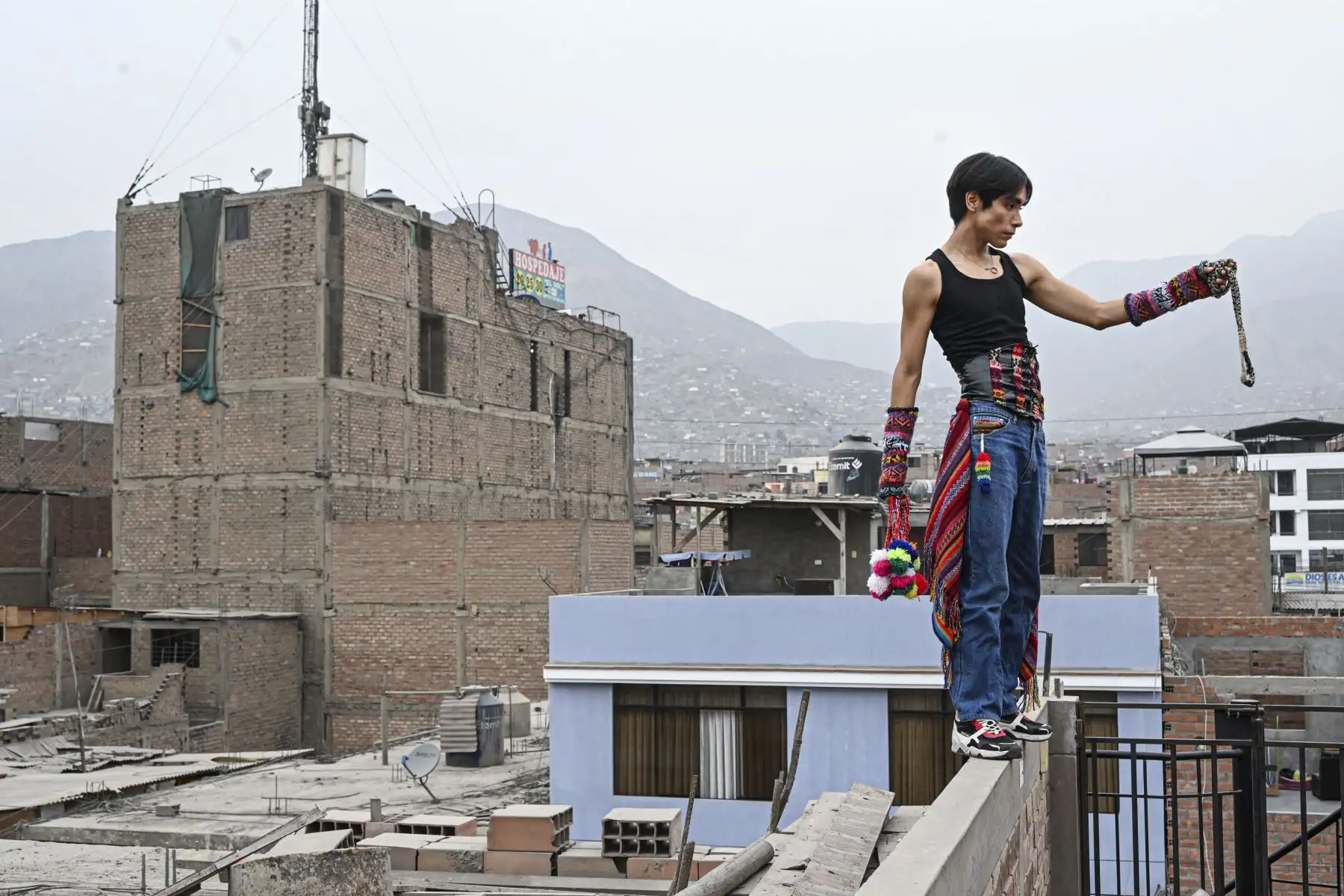 Lenin Tamayo, es un joven artista peruano que adaptó al quechua el fenómeno global del pop coreano K-pop. Posa para la foto en el techo de su casa en Comas donde aprendió quechua junto a su madre, Yolanda Pinares, una cantante de música popular andina originaria de la ciudad de Cusco, la antigua capital del Imperio inca.
Foto: AFP