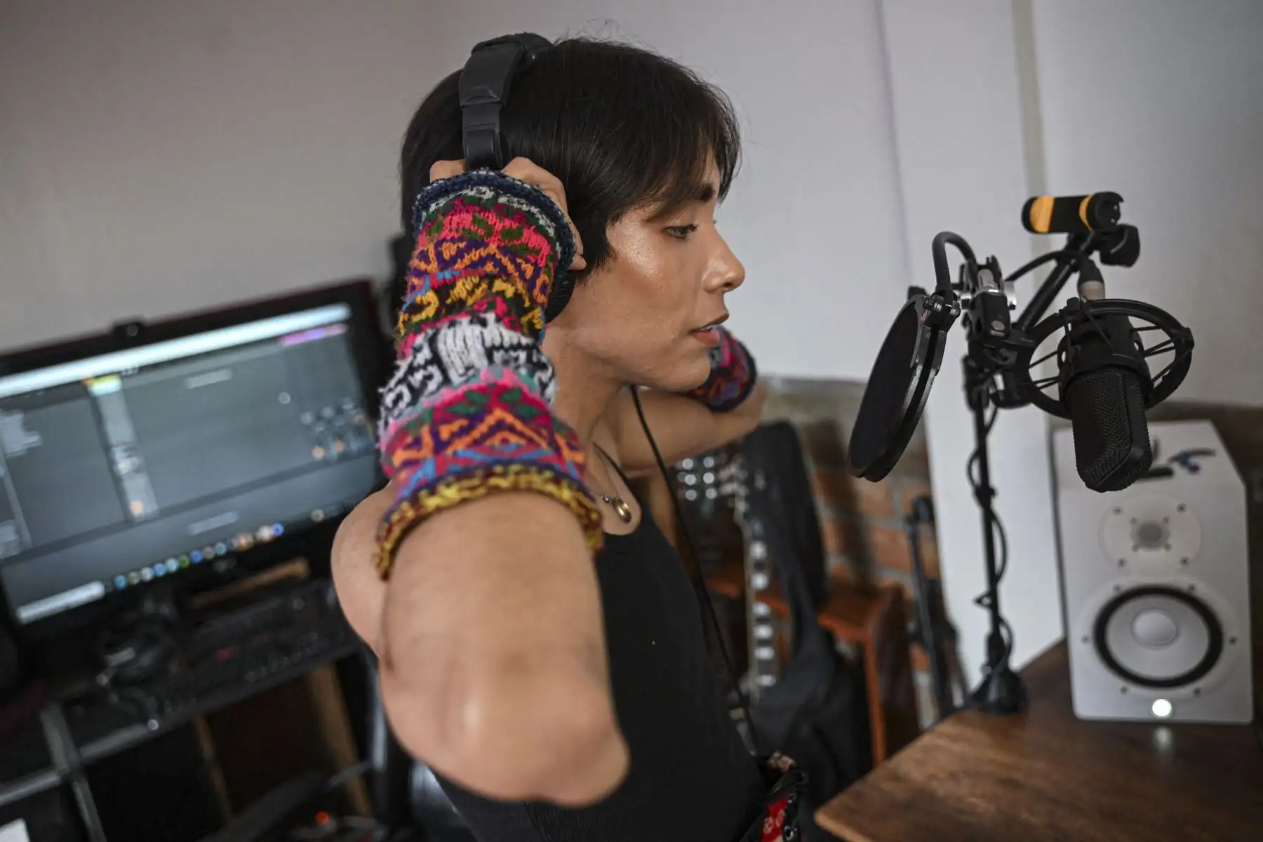Nacido en Lima, Lenin Tamayo aprendió quechua en casa junto a su madre, Yolanda Pinares, una cantante de música popular andina originaria de la ciudad de Cusco, la antigua capital del Imperio inca. Asegura que en el colegio sufrió "bullying" (acoso), pero que encontró en el K-pop una "comunidad de acogida".Hoy quiere que su música le ofrezca a "muchos jóvenes" la "esperanza de que se puede mantener su identidad y abrazar tendencias mundiales".
Foto: AFP