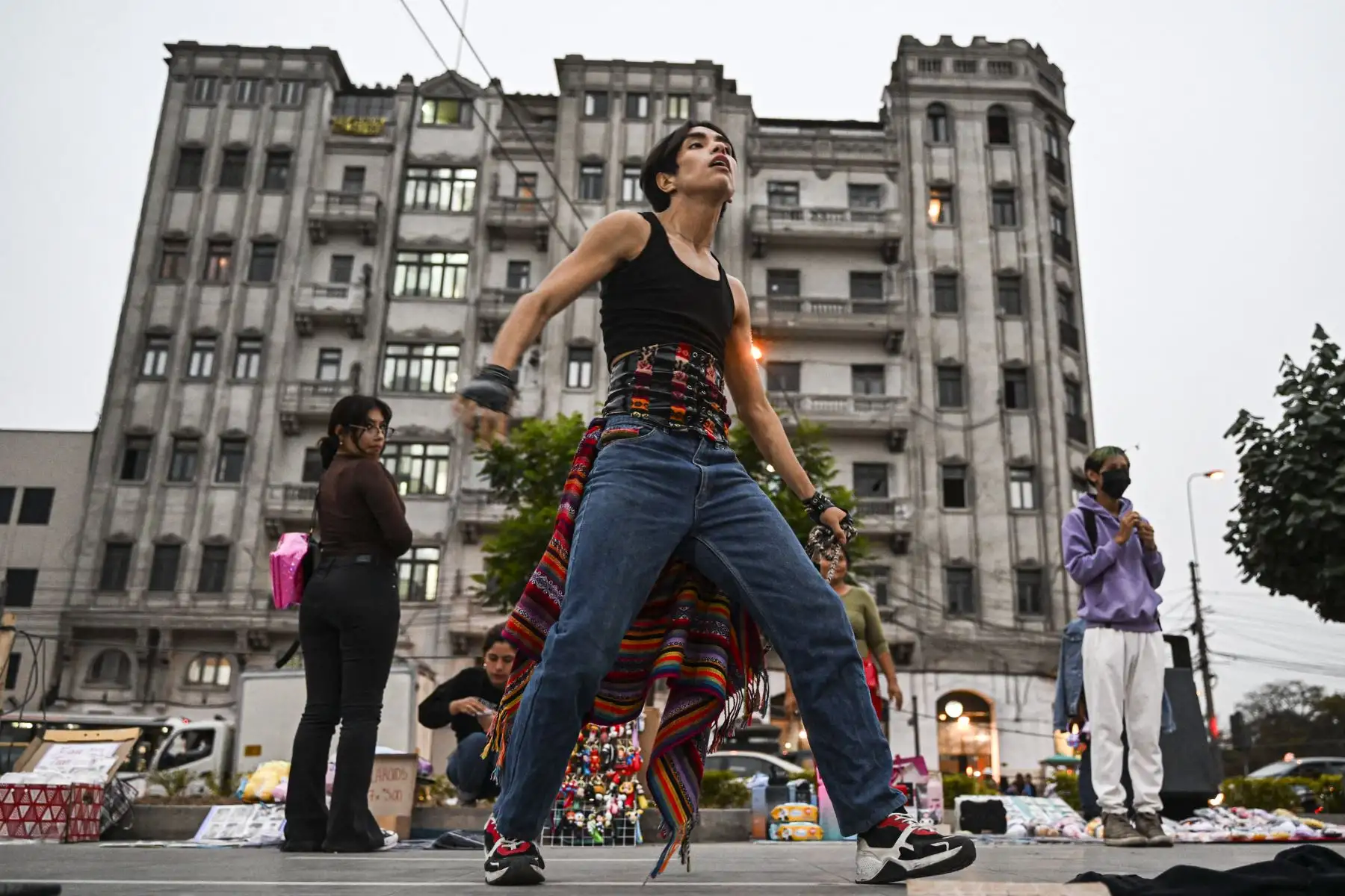 Lenin Tamayo, de 23 años, es un artista peruano que sigue el movimiento musical Parece, suena y se mueve como cantante de K-pop, pero en realidad lo suyo es el Q