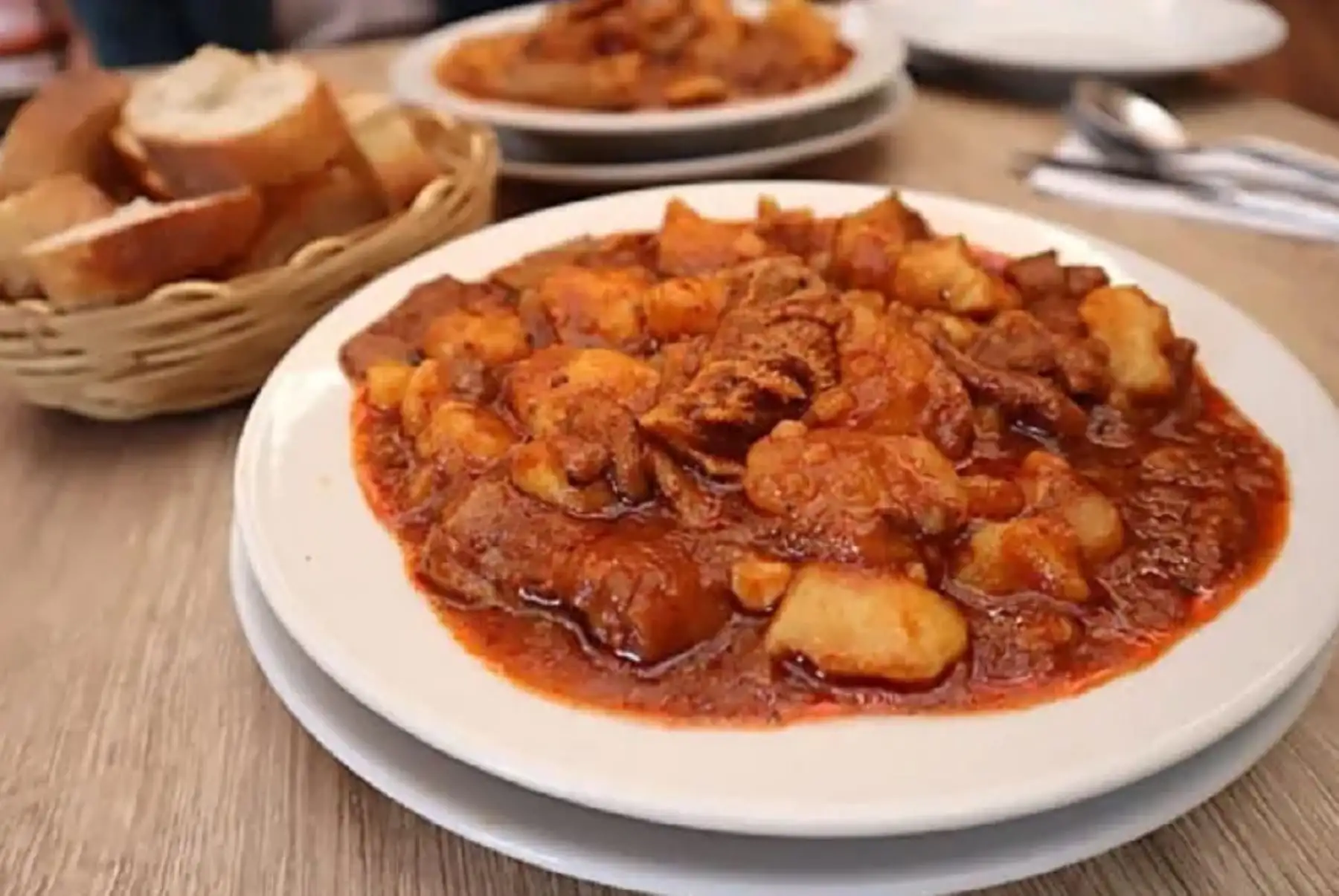 El picante a la tacneña, sabroso y emblemático potaje de la Ciudad Heroica, se suma a los platos peruanos reconocidos entre los mejores del mundo, según un nuevo ranking elaborado por Taste Atlas, prestigiosa revista internacional de viajes culinarios.