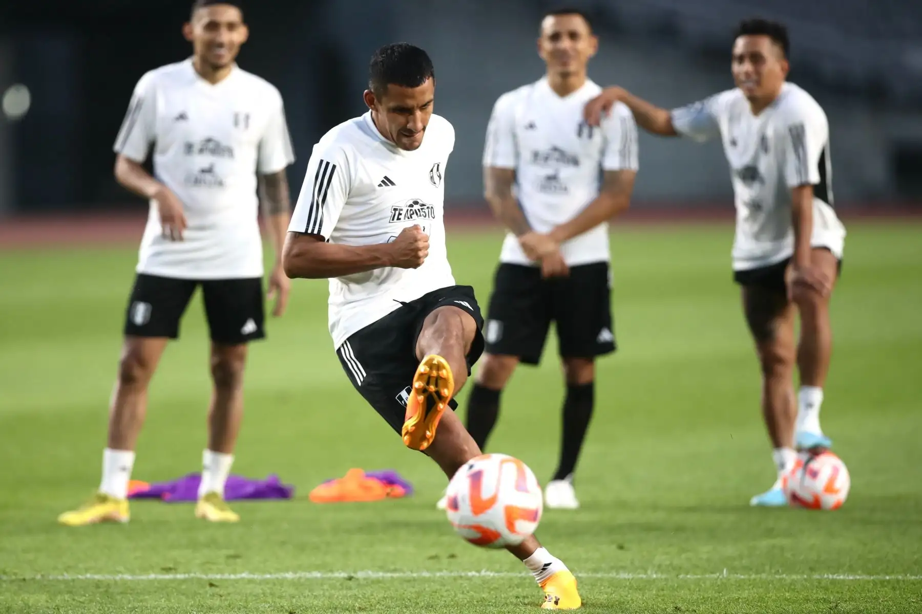 Los jugadores de la selección peruana, entrenaron por última vez en el Goyang Stadium y mañana viaja a Busan. La práctica empezó con una activación y rondos. Posteriormente, durante 30 minutos el comando técnico ensayó el modelo de juego y culminó con 15 minutos de táctica fija.  
Foto: ANDINA/ FPF