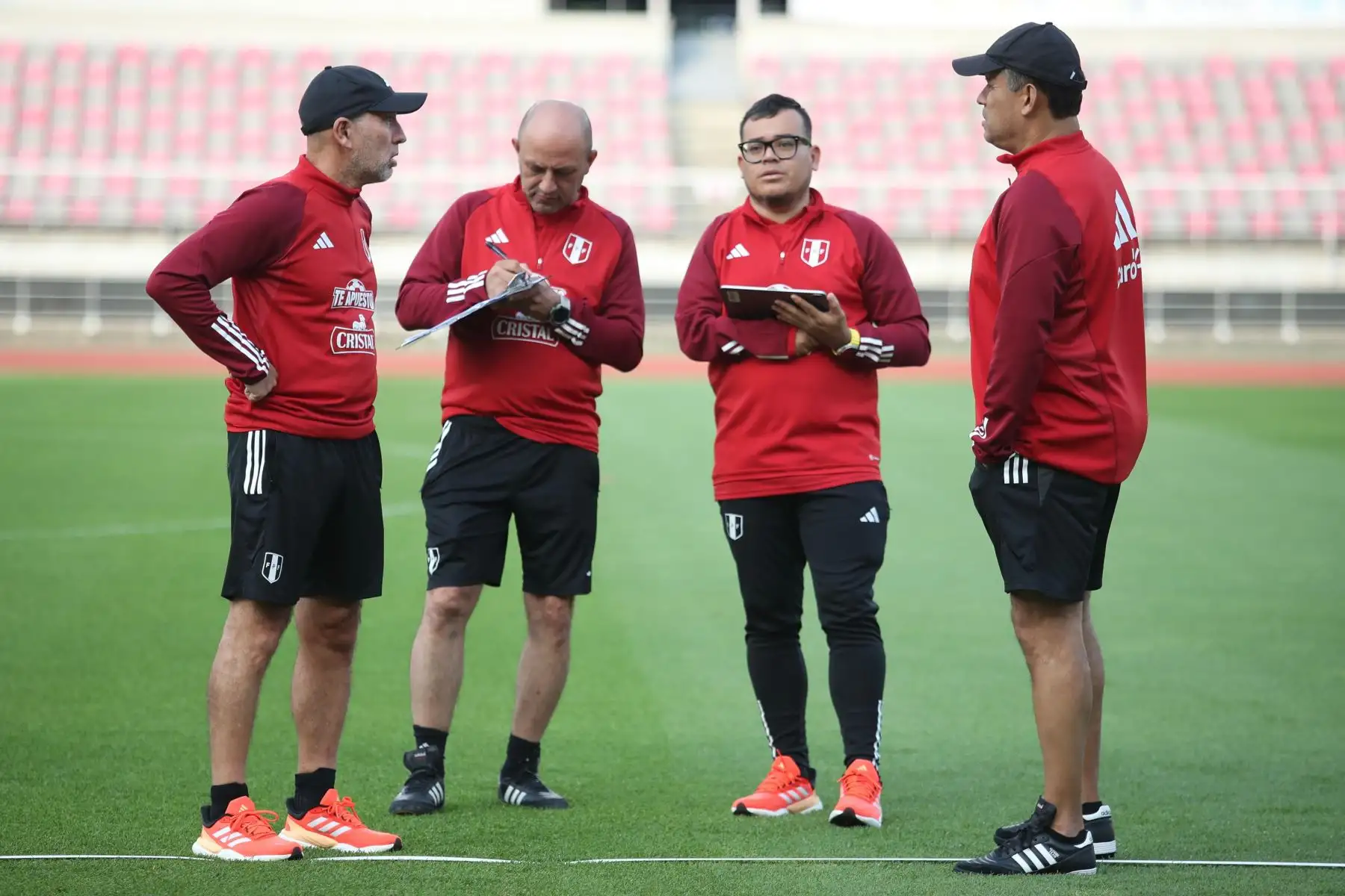 El cuerpo técnico de la selección peruana charla durante  el entrenamiento  en el Goyang Stadium previo al viaje a Busan. 
Foto: ANDINA/ FPF
