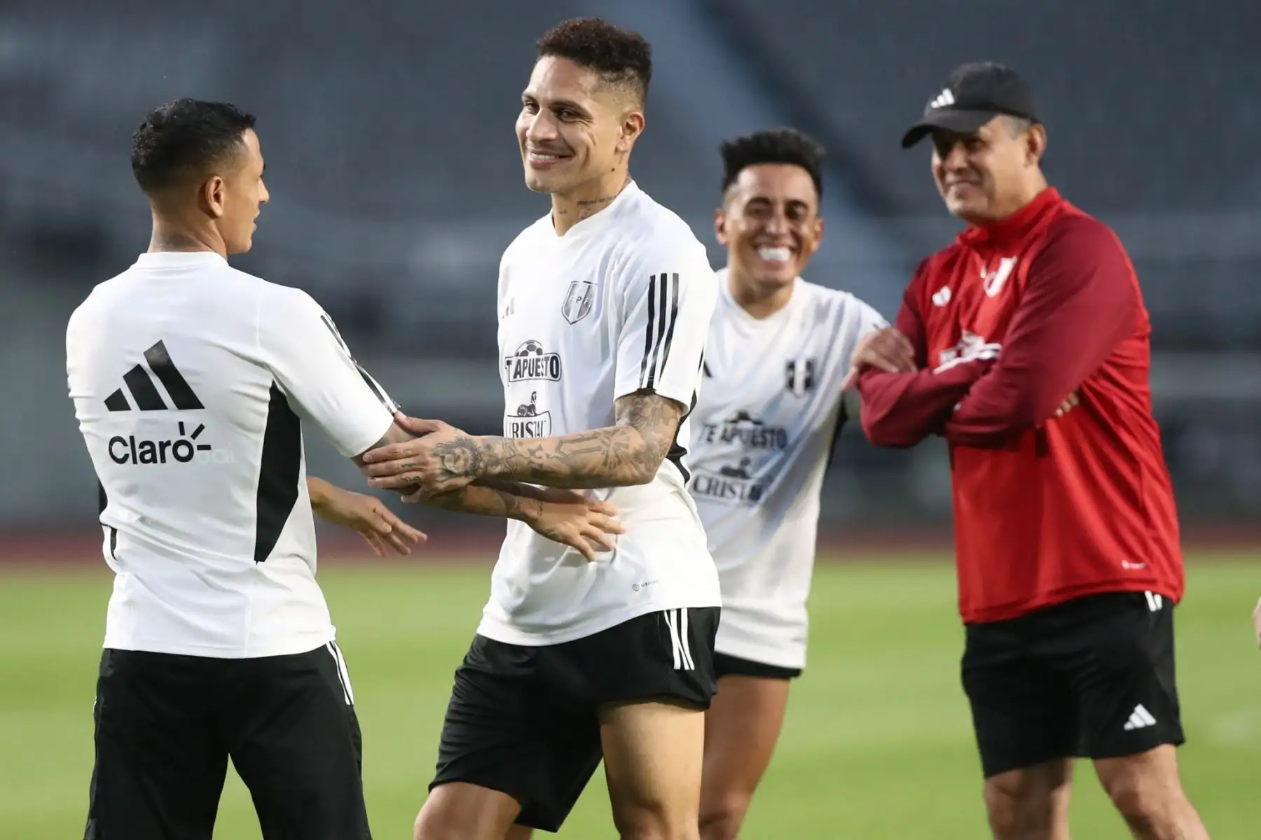 El futbolista Paolo Guerrero, de la selección peruana, entrenó por última vez en el Goyang Stadium y mañana viaja a Busan. La práctica empezó con una activación y rondos. Posteriormente, durante 30 minutos el comando técnico ensayó el modelo de juego y culminó con 15 minutos de táctica fija.  
Foto: ANDINA/ FPF