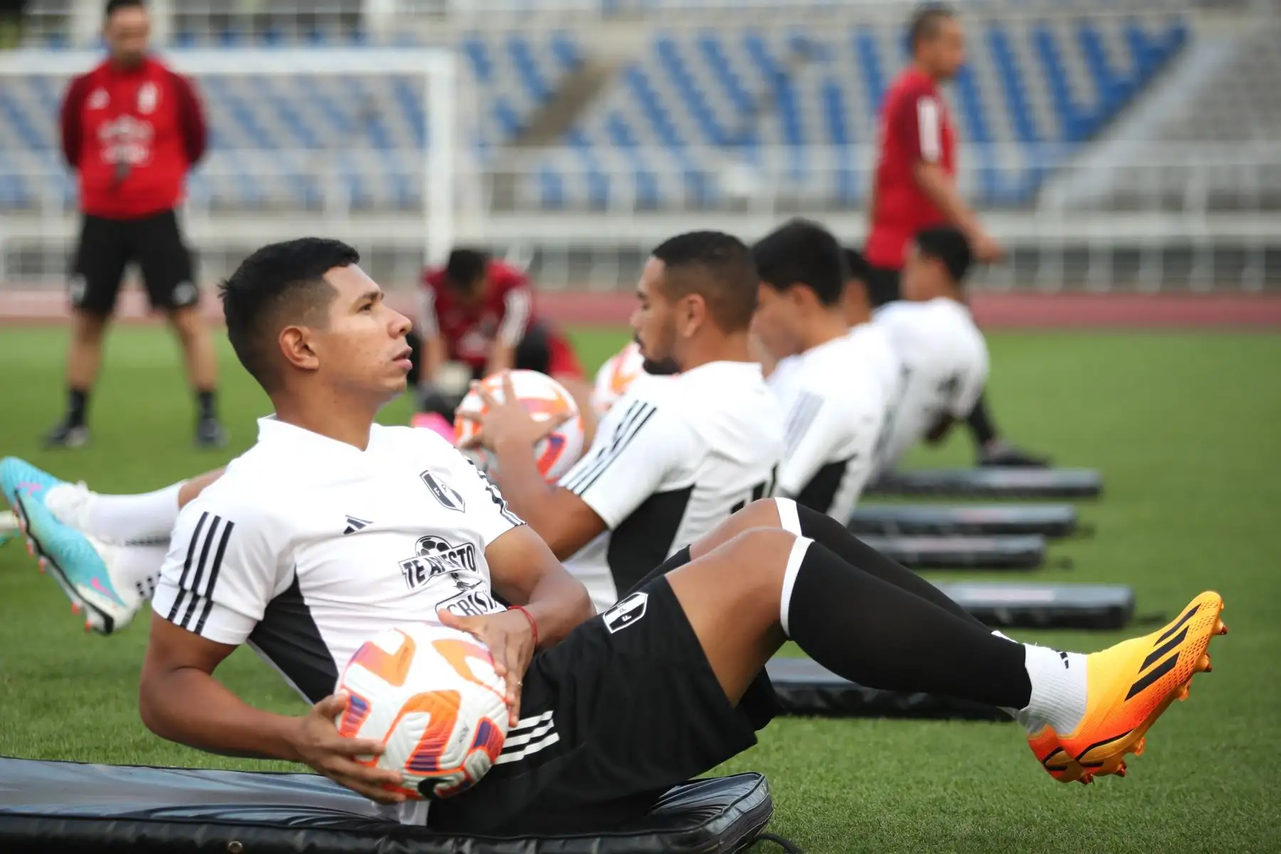 El futbolista Edisón Flores, de la selección peruana, entrenó por última vez en el Goyang Stadium y mañana viaja a Busan. La práctica empezó con una activación y rondos. Posteriormente, durante 30 minutos el comando técnico ensayó el modelo de juego y culminó con 15 minutos de táctica fija.  
Foto: ANDINA/ FPF