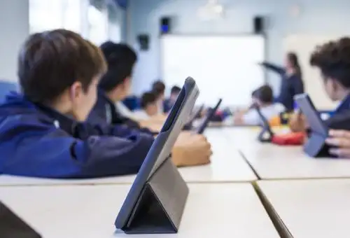 Es importante proporcionar a los estudiantes las herramientas y conocimientos necesarios para destacarse en un mundo cada vez más competitivo