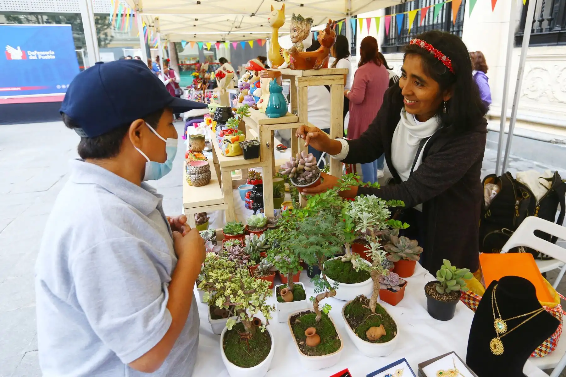 Defensoría del Pueblo inaugura la I Feria Emprendedoras, donde impulsa el emprendimiento de 13 mujeres en su diversidad. También busca visibilizar la importancia de la autonomía económica ante situaciones de discriminación y desigualdad.
Foto: ANDINA/Eddy Ramos