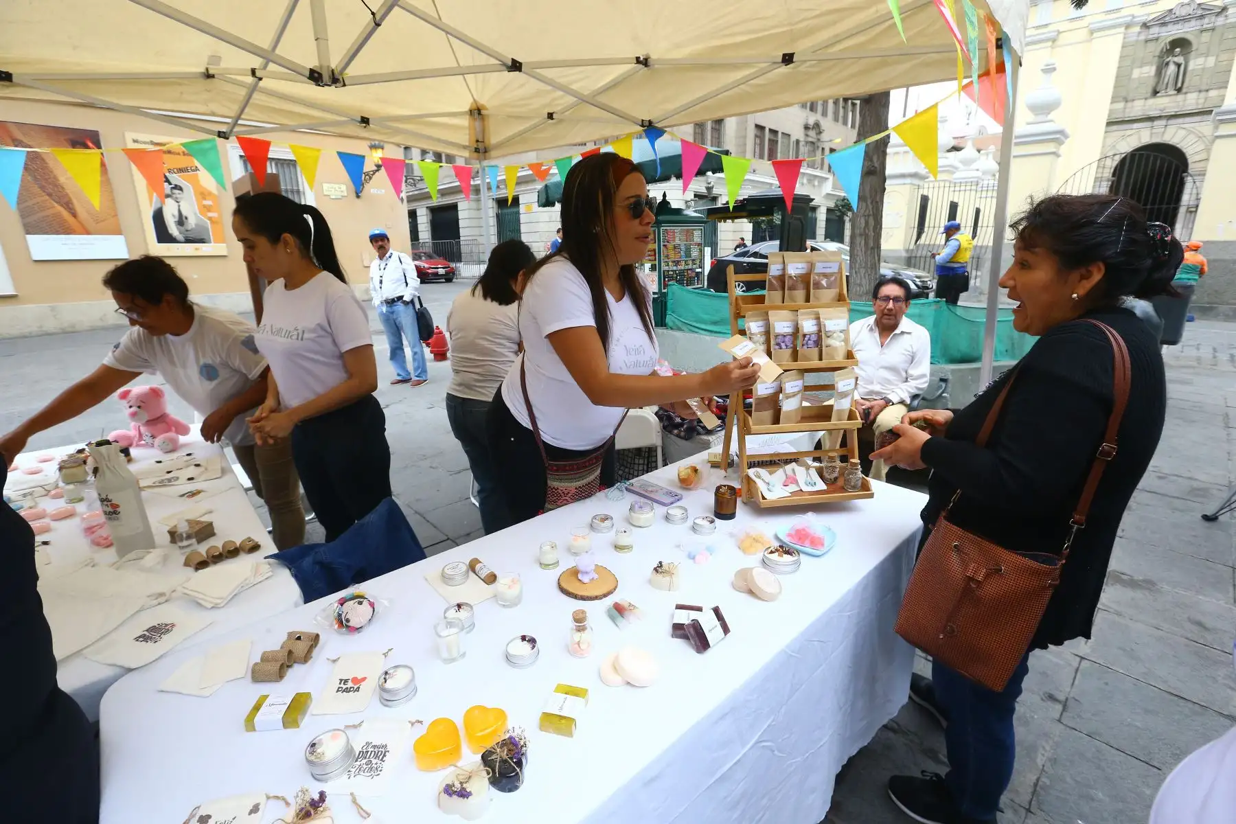Defensoría del Pueblo inaugura la I Feria Emprendedoras, donde impulsa el emprendimiento de 13 mujeres en su diversidad. También busca visibilizar la importancia de la autonomía económica ante situaciones de discriminación y desigualdad.
Foto: ANDINA/Eddy Ramos