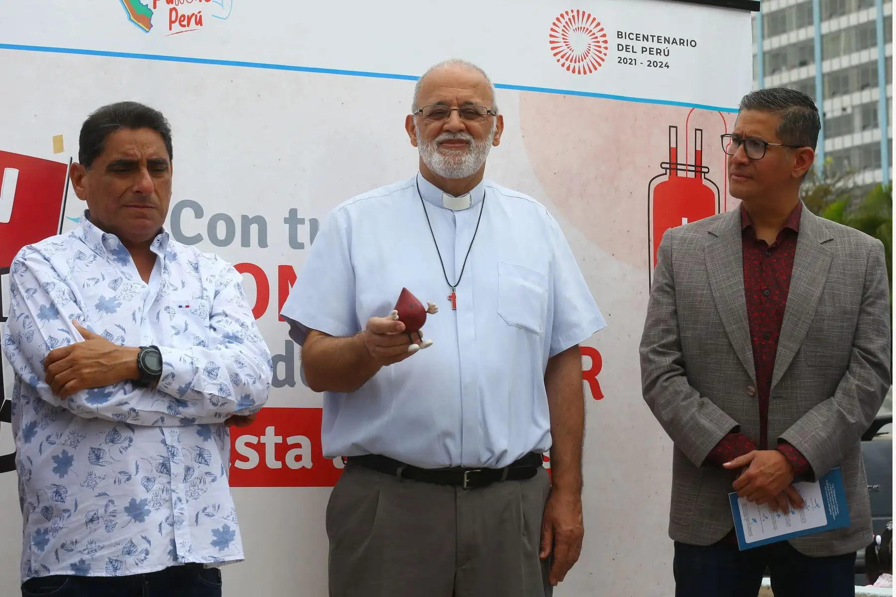 En el marco del Día Mundial del Donante de Sangre, EsSalud reconoce a sacerdote Mateo Bautista que donó sangre 160 veces en toda su vida.
Foto: ANDINA/ Eddy Ramos