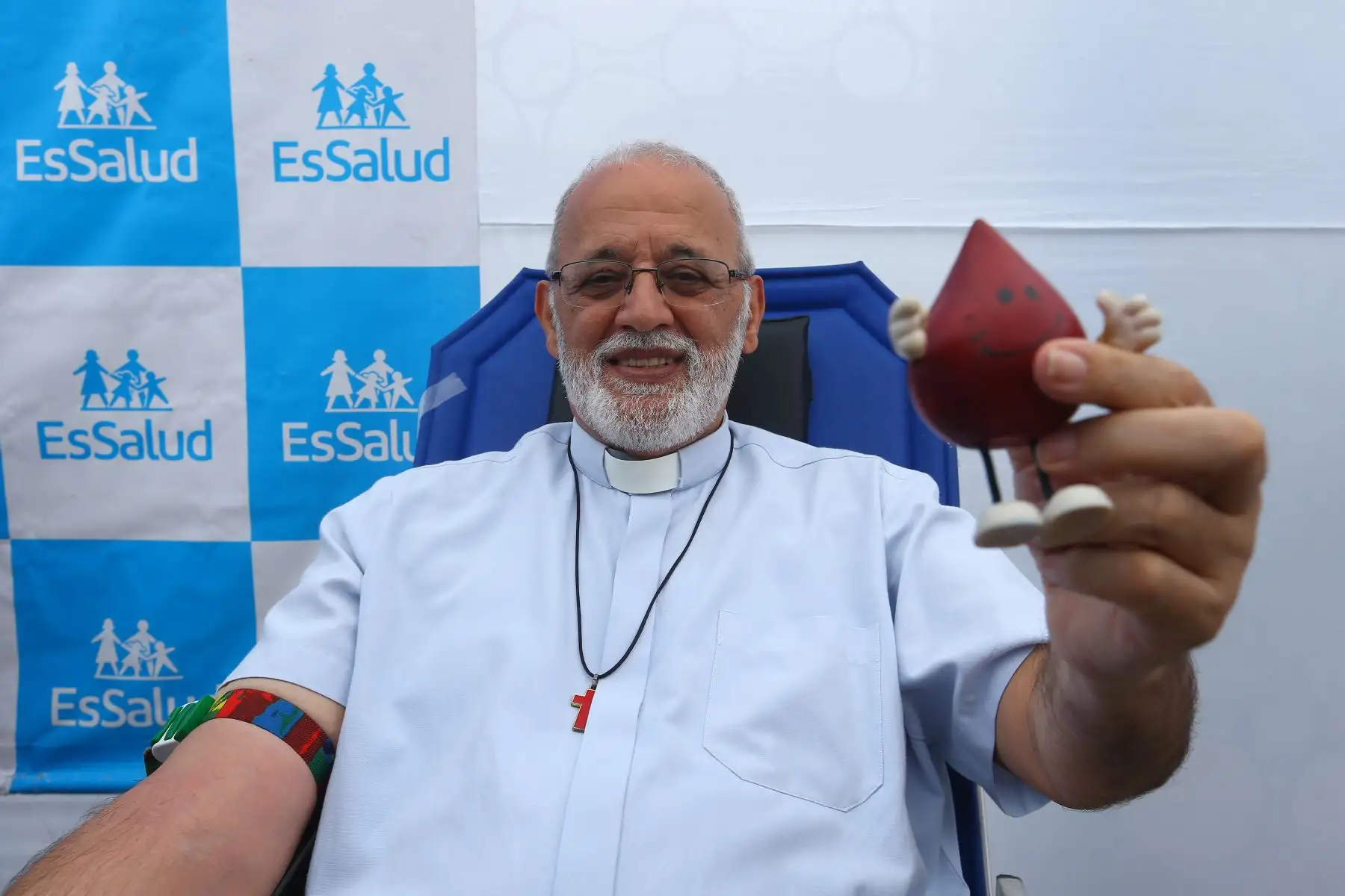En el marco del Día Mundial del Donante de Sangre, EsSalud reconoce a sacerdote Mateo Bautista que donó sangre 160 veces en toda su vida.
Foto: ANDINA/ Eddy Ramos