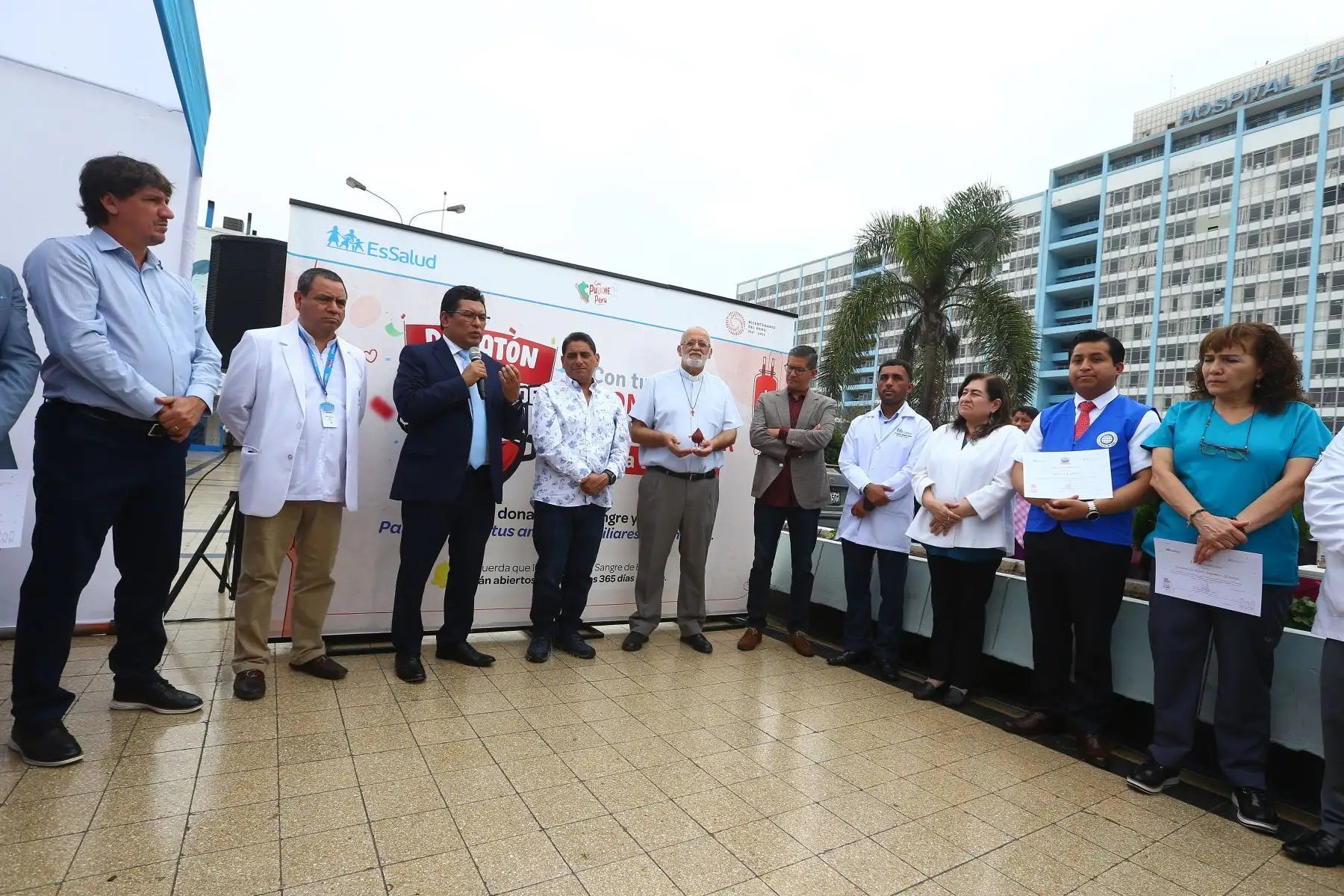 En el marco del Día Mundial del Donante de Sangre, EsSalud reconoce a sacerdote Mateo Bautista que donó sangre 160 veces en toda su vida.
Foto: ANDINA/ Eddy Ramos