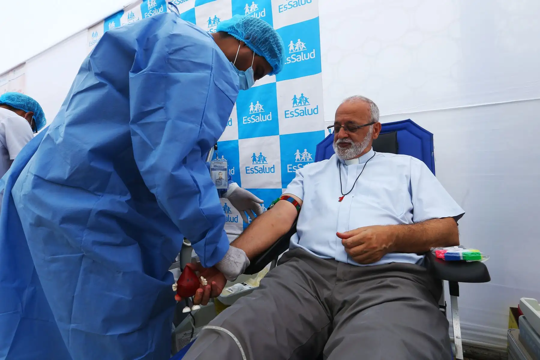En el marco del Día Mundial del Donante de Sangre, EsSalud reconoce a sacerdote Mateo Bautista que donó sangre 160 veces en toda su vida.
Foto: ANDINA/ Eddy Ramos