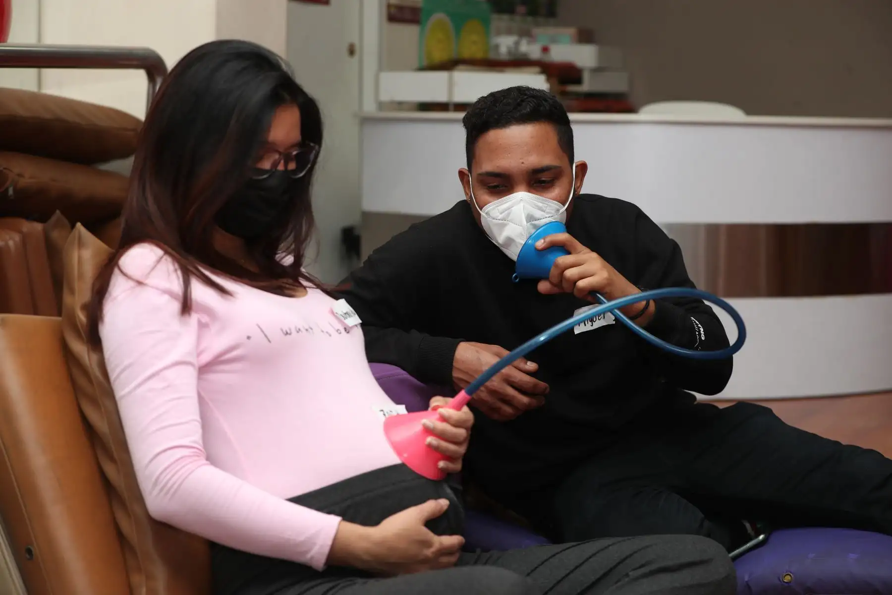 Miguel Rojas espera con ansias el nacimiento de su hijo. Su pareja, Dubraska Suárez, ya tiene 35 semanas de gestación, y Miguel viene acompañándola y apoyándola en todo el proceso prenatal. Foto: ANDINA/Daniel Bracamonte