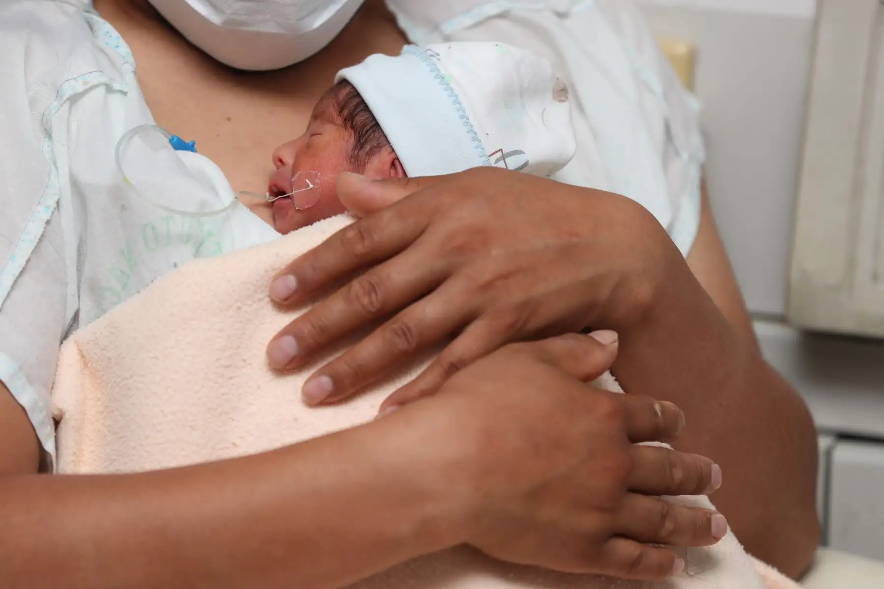 Percy Gavilán es procedente de Ayacucho y acaba de ser padre hace 5 días. Para fortalecer los lazos con su recién nacido hijo, está poniendo en práctica la técnica del papá canguro en el Instituto Nacional Materno Perinatal, que consiste en apoyar a su hijo sobre su pecho desnudo todos los días por mínimo 4 horas continuas, contacto piel con piel. Foto: ANDINA/Daniel Bracamonte