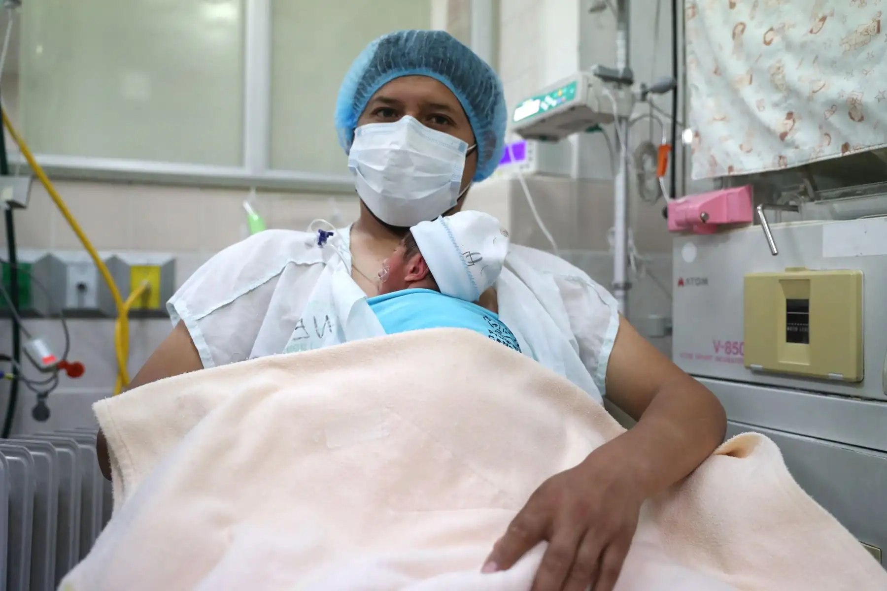 Percy Gavilán es procedente de Ayacucho y acaba de ser padre hace 5 días. Para fortalecer los lazos con su recién nacido hijo, está poniendo en práctica la técnica del papá canguro en el Instituto Nacional Materno Perinatal, que consiste en apoyar a su hijo sobre su pecho desnudo todos los días por mínimo 4 horas continuas, contacto piel con piel. Foto: ANDINA/Daniel Bracamonte
