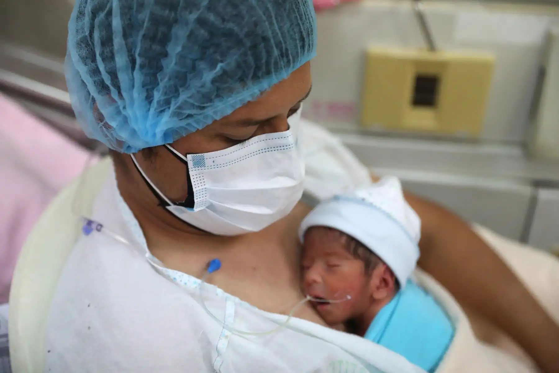 Percy Gavilán es procedente de Ayacucho y acaba de ser padre hace 5 días. Para fortalecer los lazos con su hijo recién nacido, está poniendo en práctica la técnica del papá canguro en el Instituto Nacional Materno Perinatal, que consiste en apoyar a su hijo sobre su pecho desnudo todos los días por mínimo 4 horas continuas, contacto piel con piel. Foto: ANDINA/Daniel Bracamonte