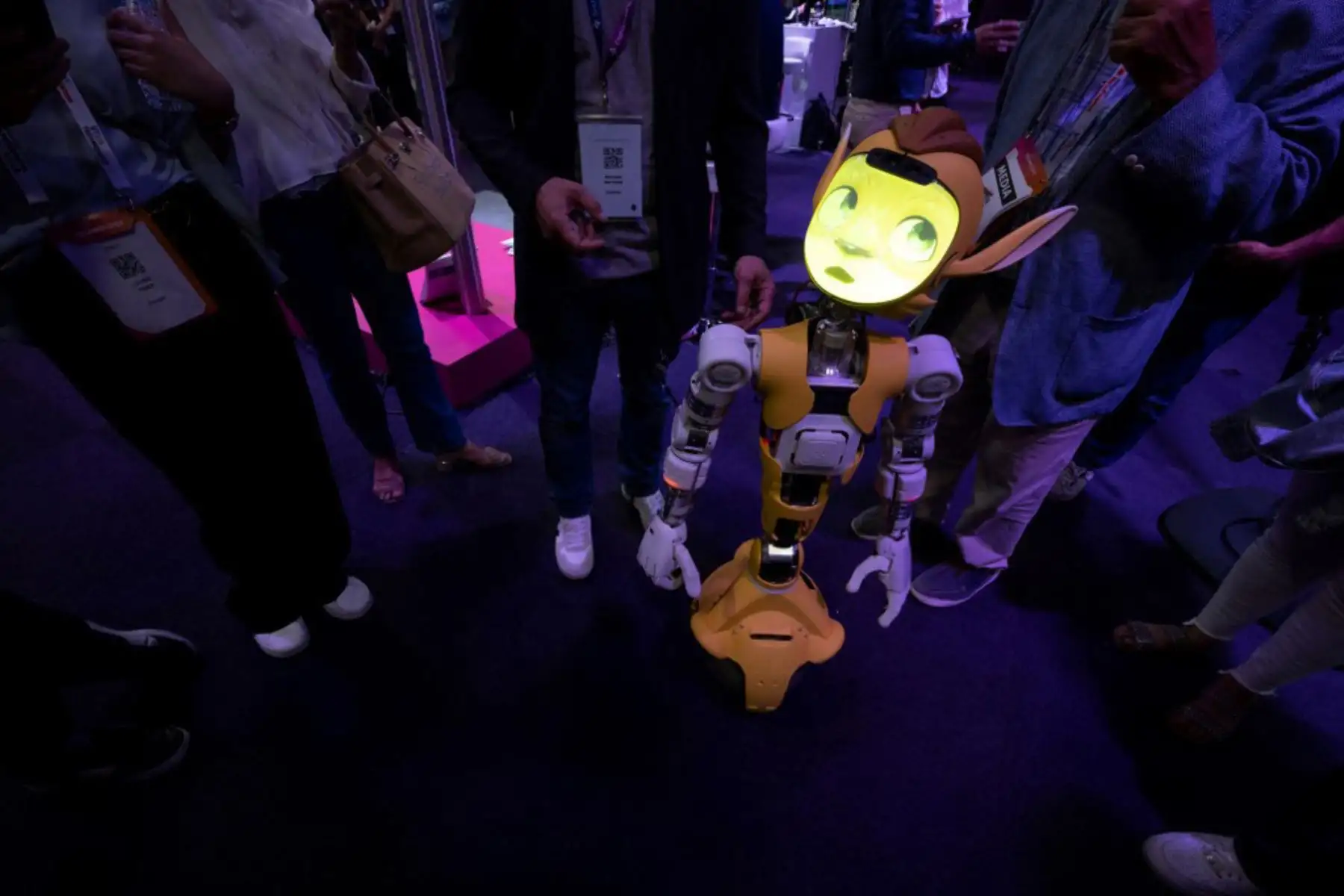 Los visitantes se paran alrededor de un robot de la empresa francesa Enchanted Tools en su stand durante la feria de innovación y nuevas empresas de tecnología Vivatech en el centro de exposiciones Porte de Versailles en París. Foto: AFP
