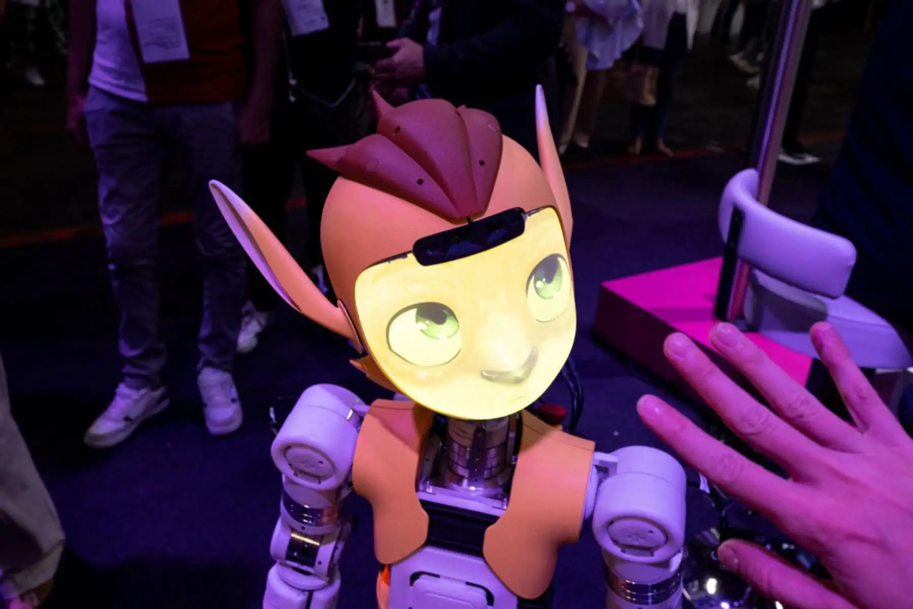 Los visitantes se paran alrededor de un robot de la empresa francesa Enchanted Tools en su stand durante la feria de innovación y nuevas empresas de tecnología Vivatech en el centro de exposiciones Porte de Versailles en París. Foto: AFP
