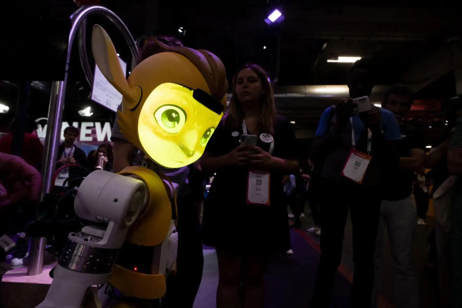 Los visitantes se paran alrededor de un robot de la empresa francesa Enchanted Tools en su stand durante la feria de innovación y nuevas empresas de tecnología Vivatech en el centro de exposiciones Porte de Versailles en París. Foto: AFP
