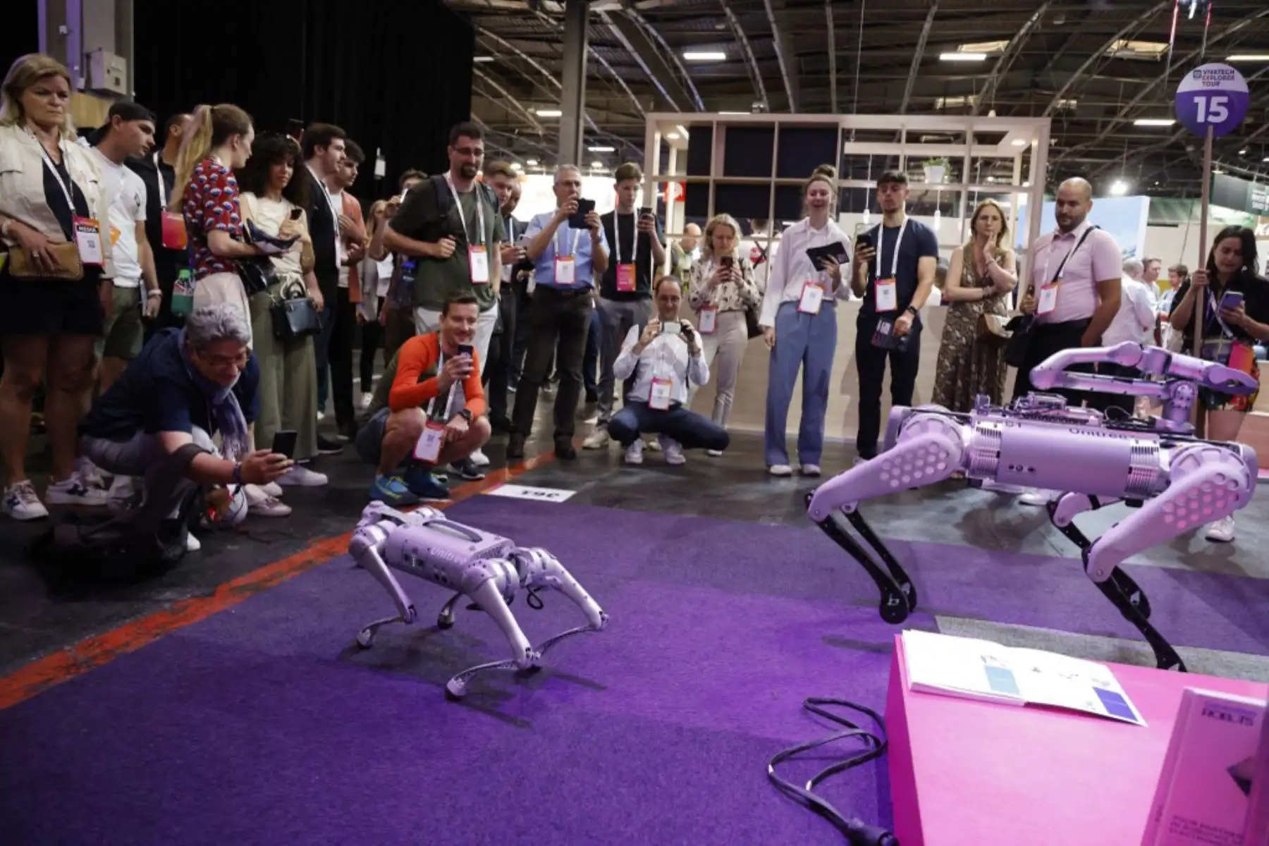 Los visitantes ven una demostración de robótica en la feria de innovación y nuevas empresas de tecnología Vivatech en París. Foto: AFP