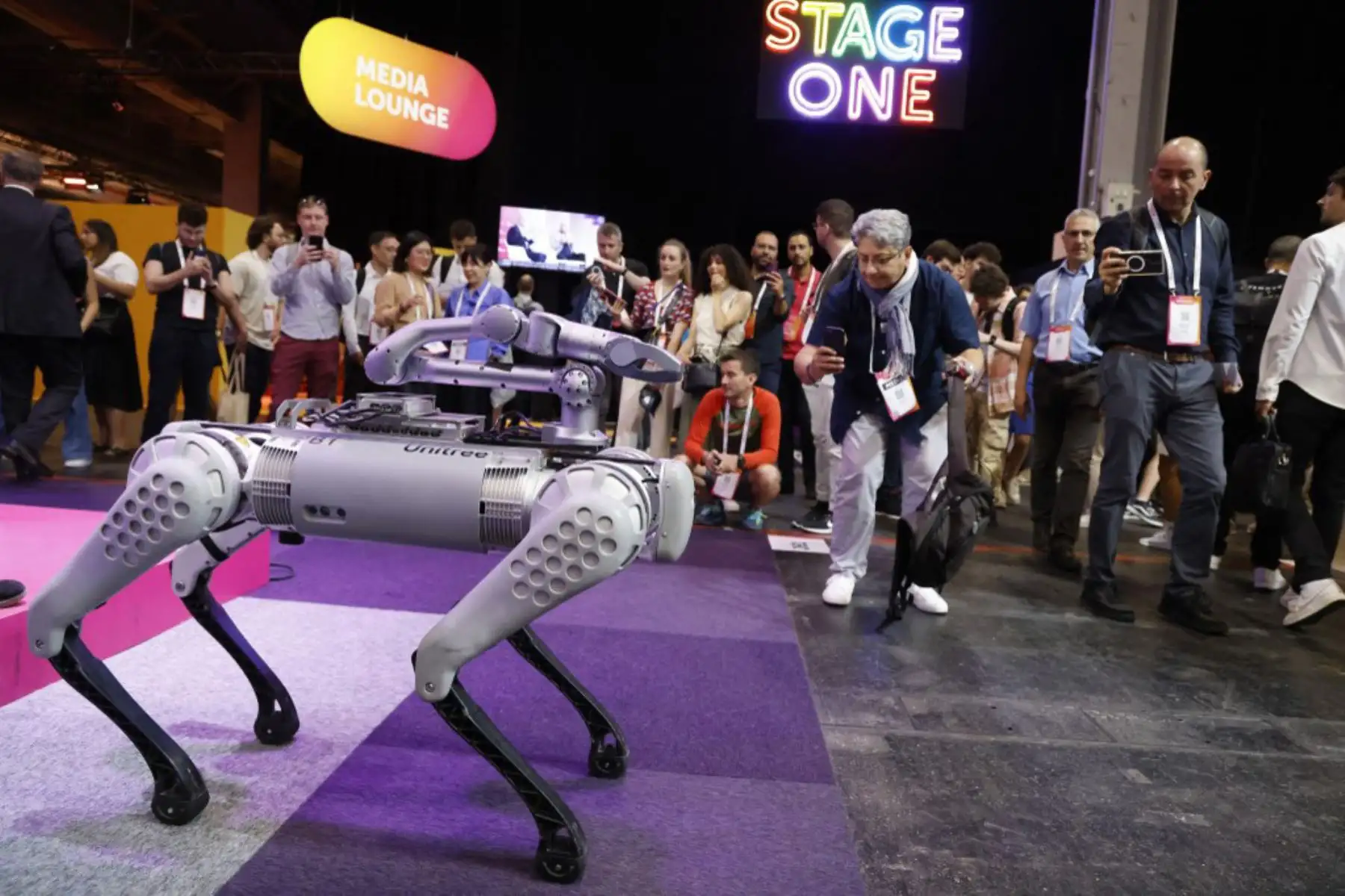 Los visitantes ven una demostración de robótica en la feria de innovación y nuevas empresas de tecnología Vivatech en París. Foto: AFP
