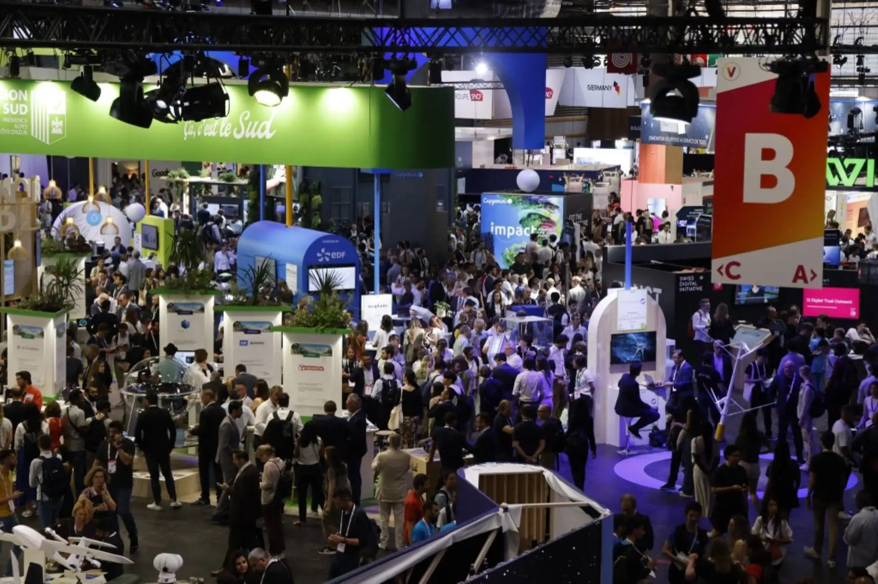 Visitantes asisten a la feria de innovación y nuevas empresas de tecnología Vivatech en París. Foto: AFP