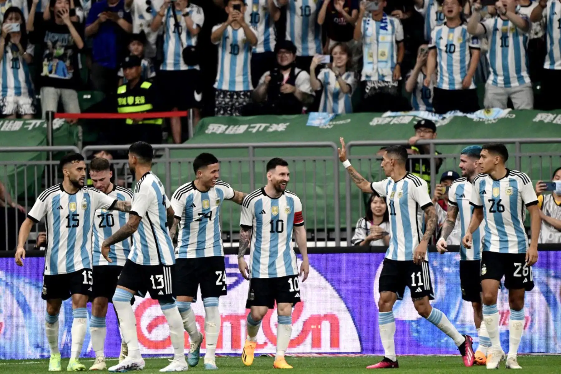 Lionel Messi de Argentina celebra con sus compañeros de equipo durante un partido amistoso de fútbol contra Australia en el Estadio de los Trabajadores en Beijing. Foto: AFP