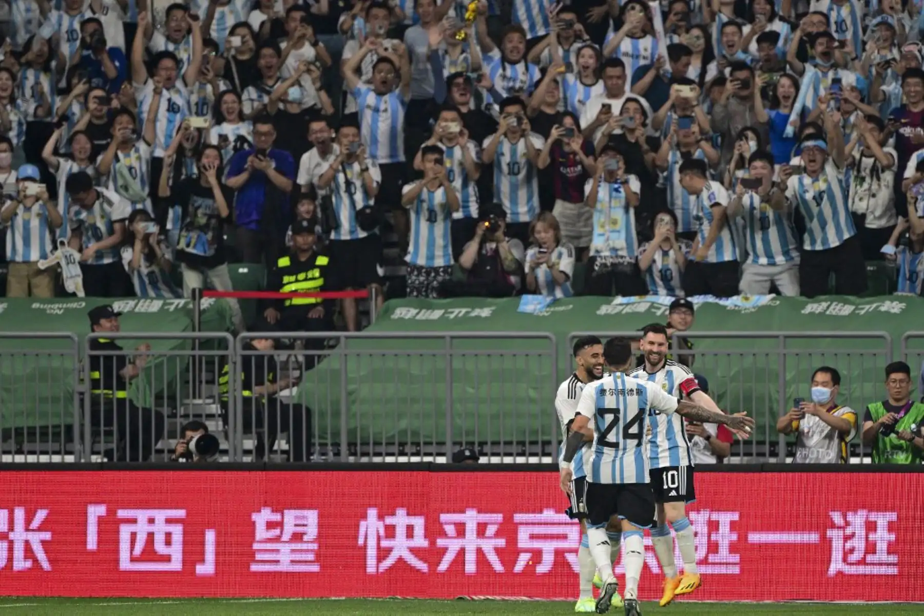 Lionel Messi de Argentina celebra con sus compañeros de equipo durante un partido amistoso de fútbol contra Australia en el Estadio de los Trabajadores en Beijing. Foto: AFP