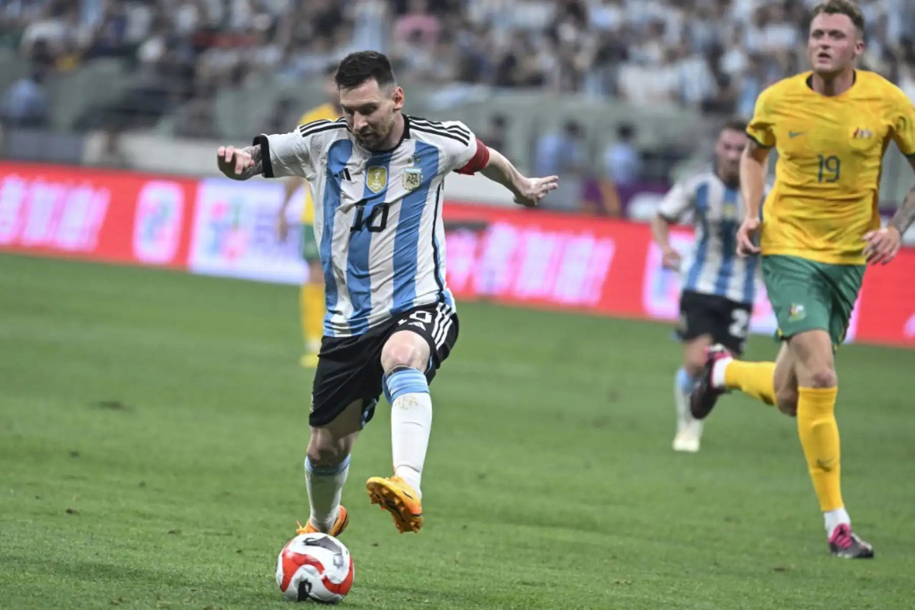 Lionel Messi de Argentina durante un partido amistoso de fútbol contra Australia en el Estadio de los Trabajadores en Beijing. Foto: AFP
