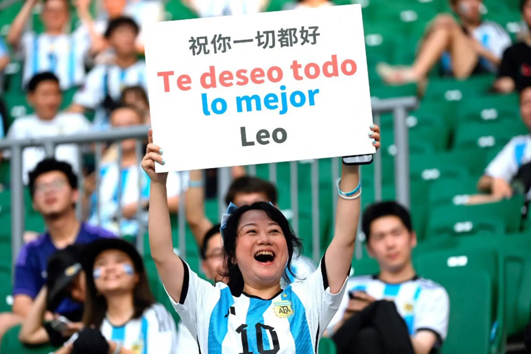 Hinchas saludan a Lionel Messi de Argentina durante un partido amistoso de fútbol contra Australia en el Estadio de los Trabajadores en Beijing. Foto: AFP