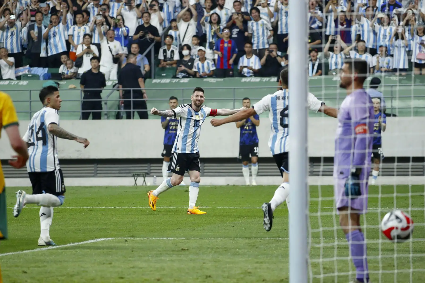Lionel Messi de Argentina celebra con sus compañeros de equipo durante un partido amistoso de fútbol contra Australia en el Estadio de los Trabajadores en Beijing. Foto: EFE
