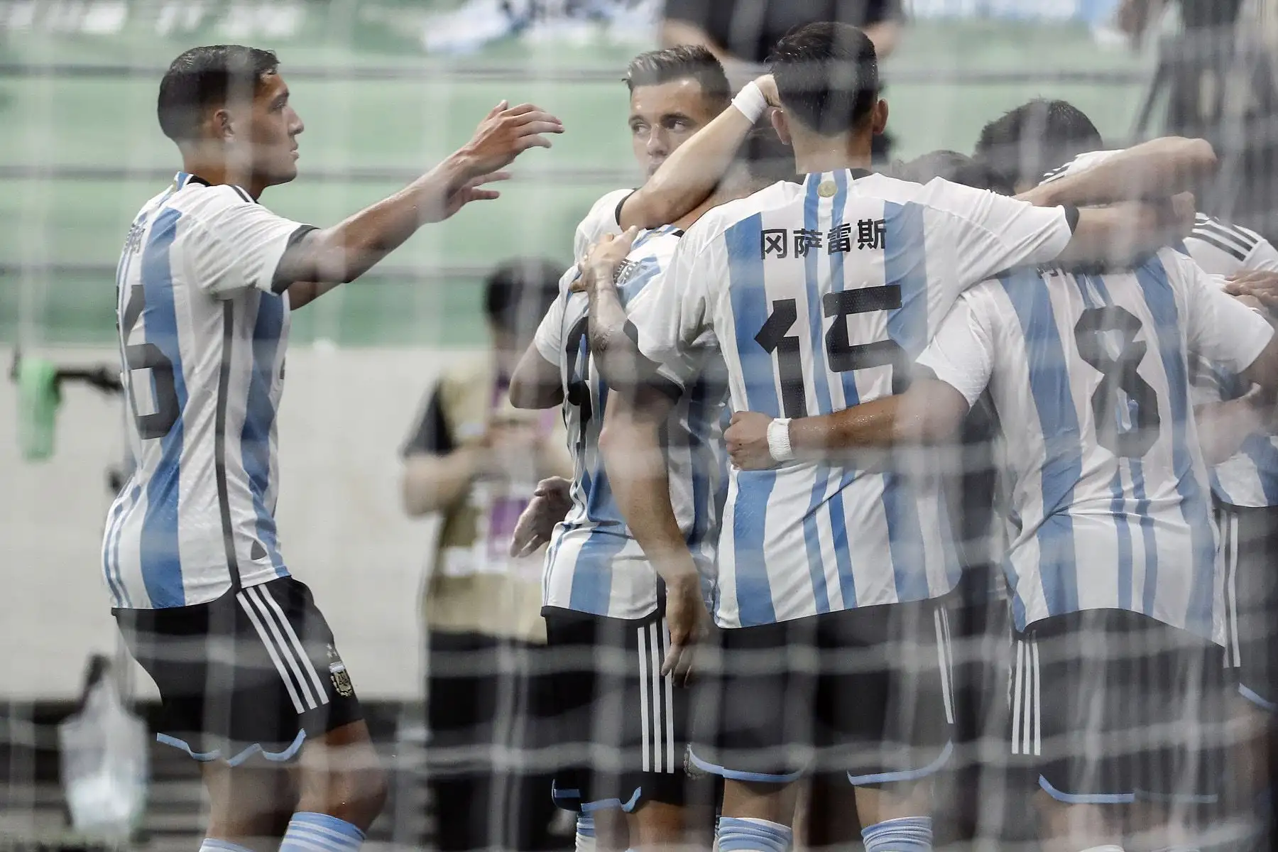 Lionel Messi de Argentina celebra con sus compañeros de equipo durante un partido amistoso de fútbol contra Australia en el Estadio de los Trabajadores en Beijing. Foto: EFE