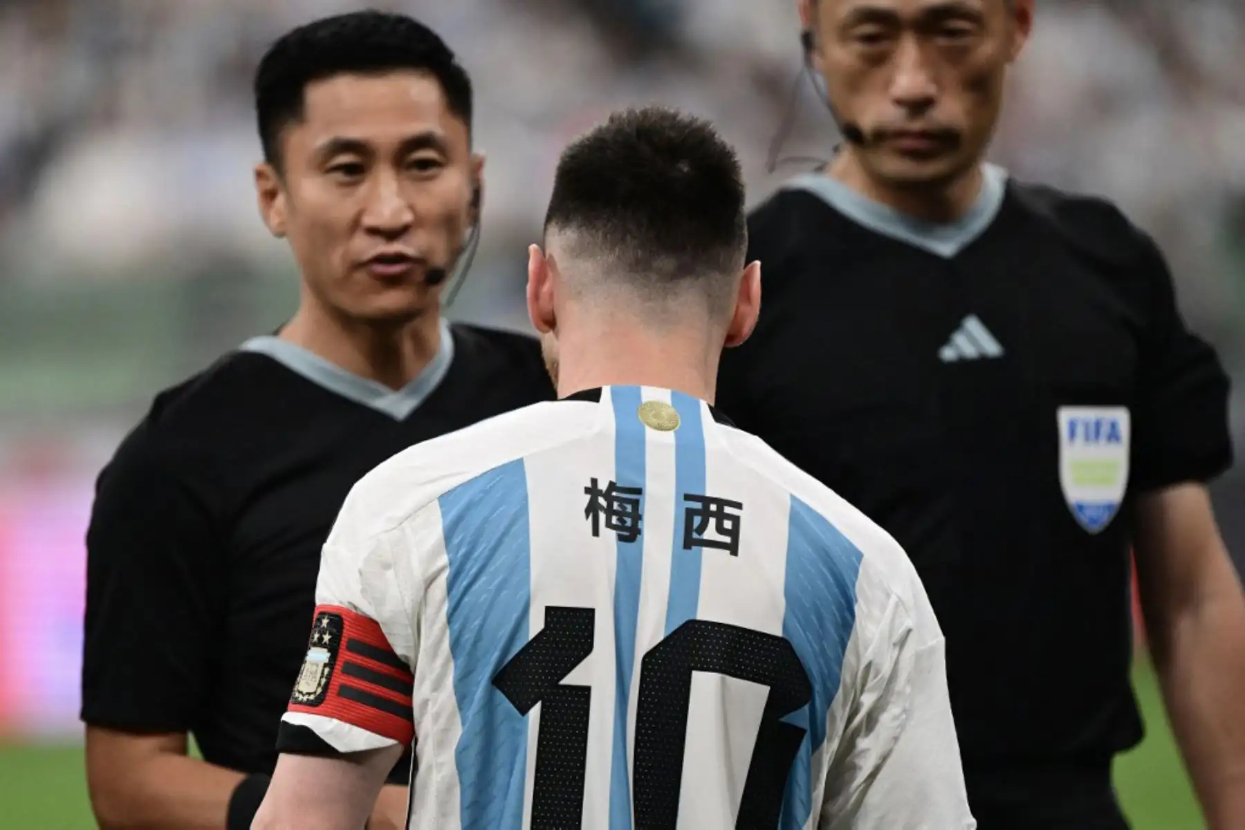 Lionel Messi de Argentina asiste a un partido amistoso entre Australia y Argentina en el estadio de los trabajadores en Beijing el 15 de junio de 2023. Foto: AFP