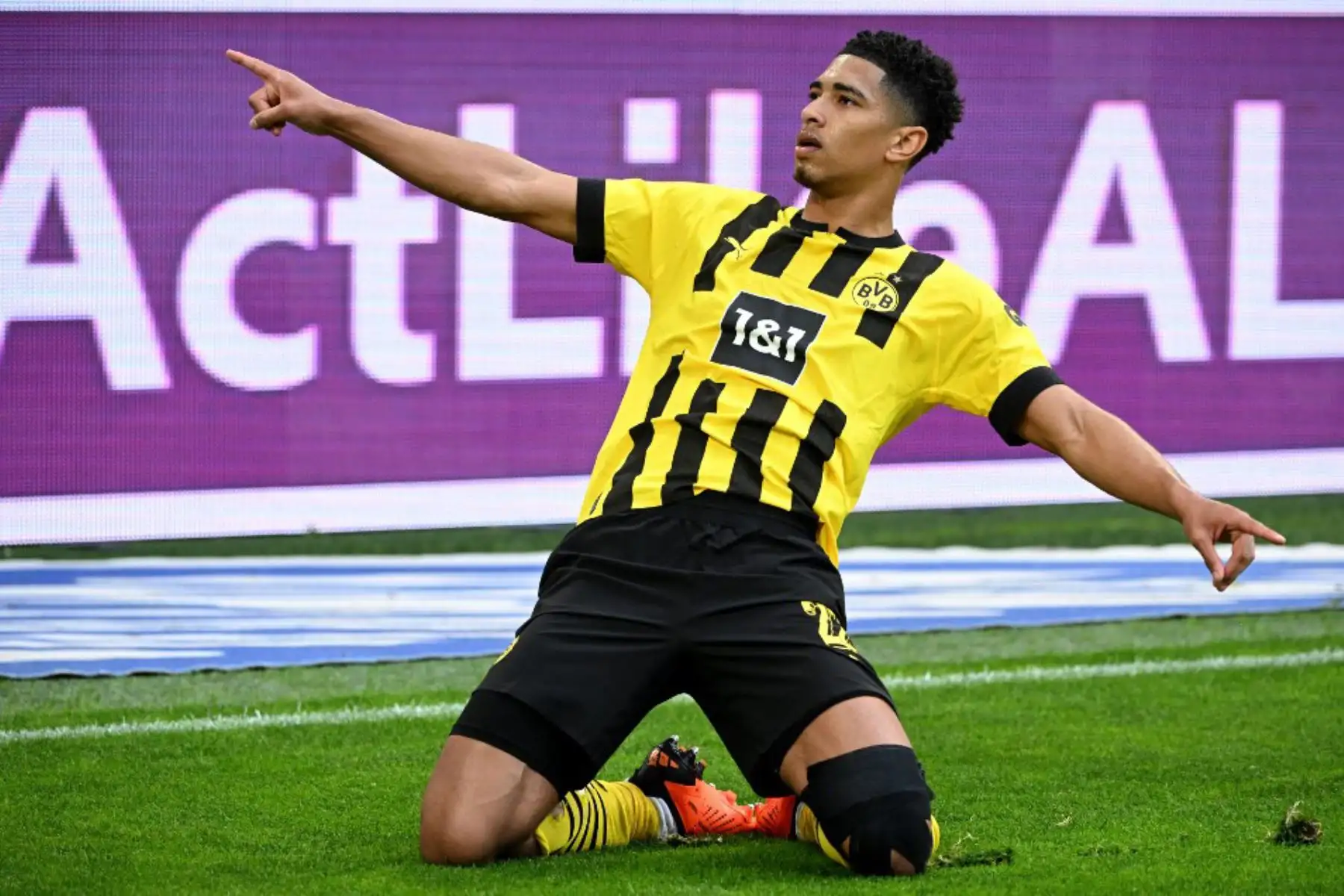 El mediocampista inglés del Dortmund, Jude Bellingham, celebra después de marcar el gol 2-0 durante el partido de fútbol de la Bundesliga alemana de primera división entre el BVB Borussia Dortmund y el Borussia Moenchengladbach en Dortmund, Alemania occidental, el 13 de mayo de 2023. Foto: AFP